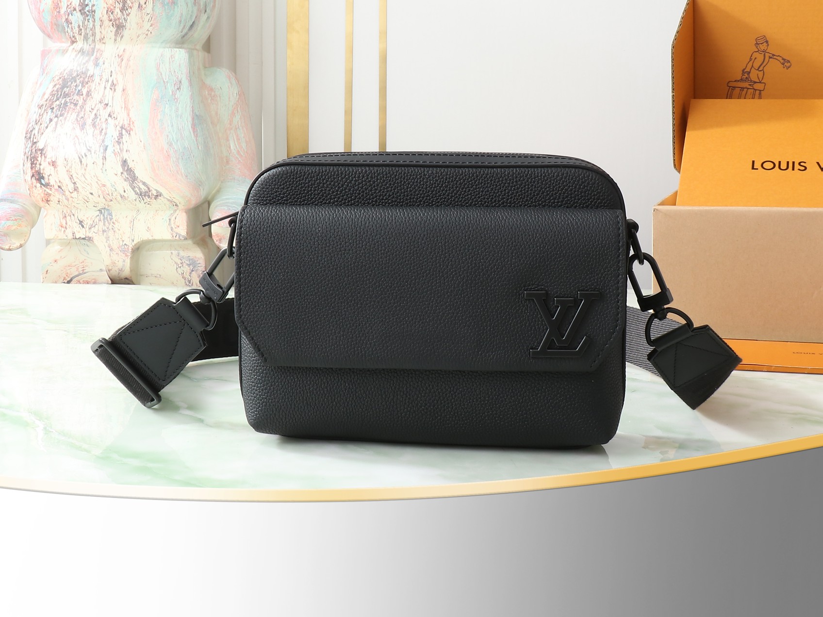 Fastline Messenger Bag Black Cowhide Leather M22482
