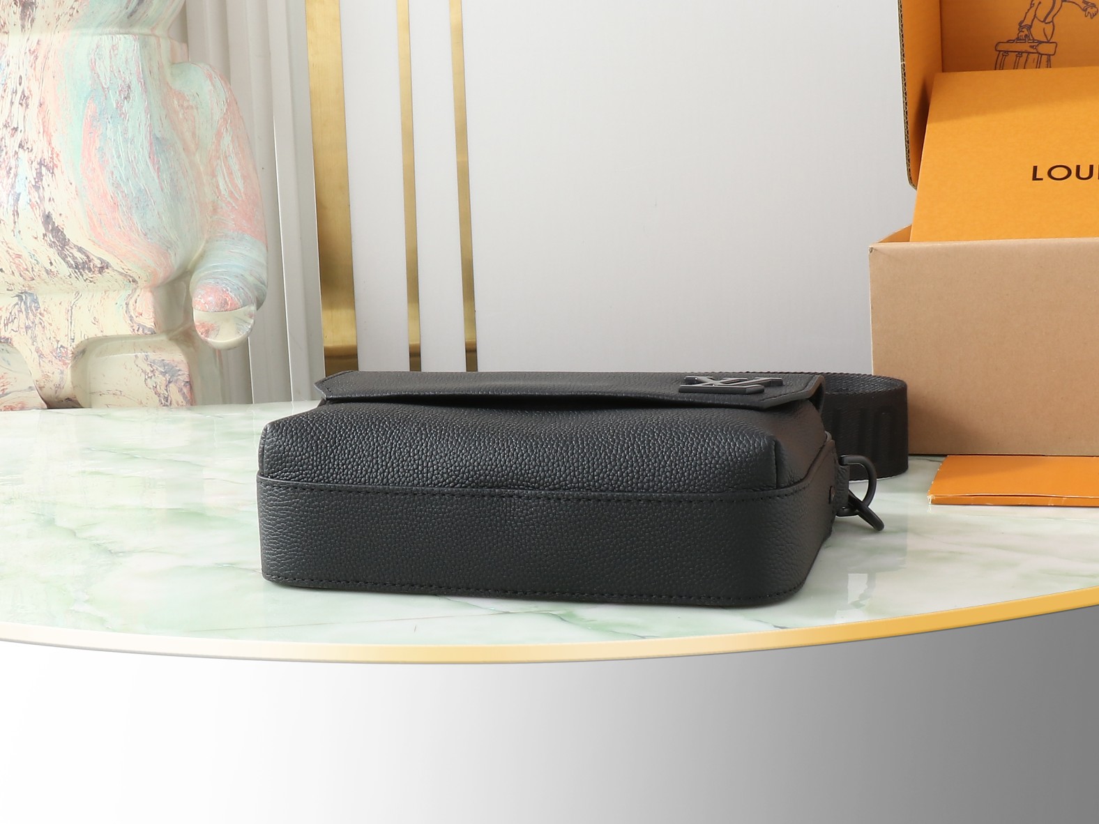 Fastline Messenger Bag Black Cowhide Leather M22482