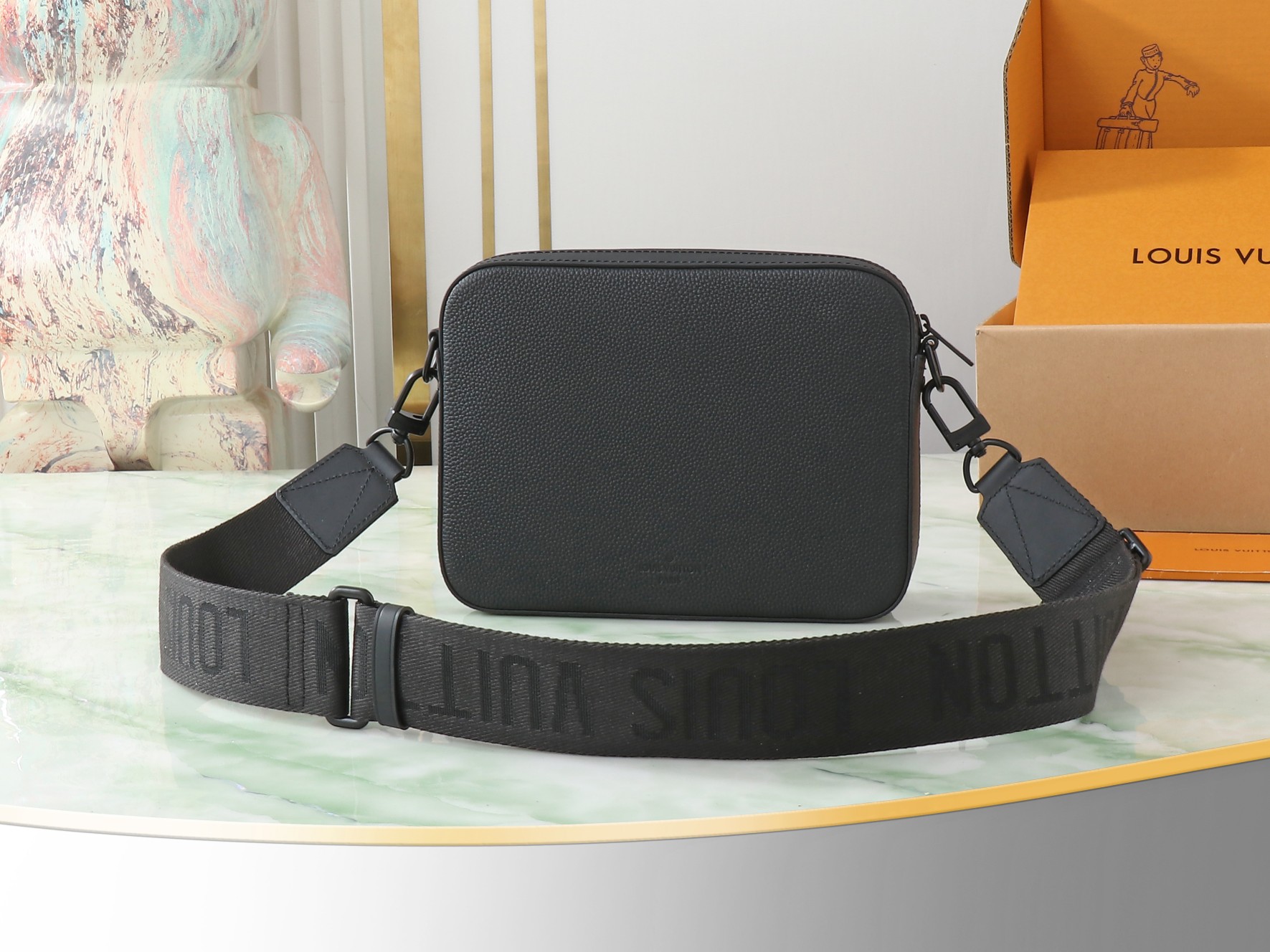 Fastline Messenger Bag Black Cowhide Leather M22482