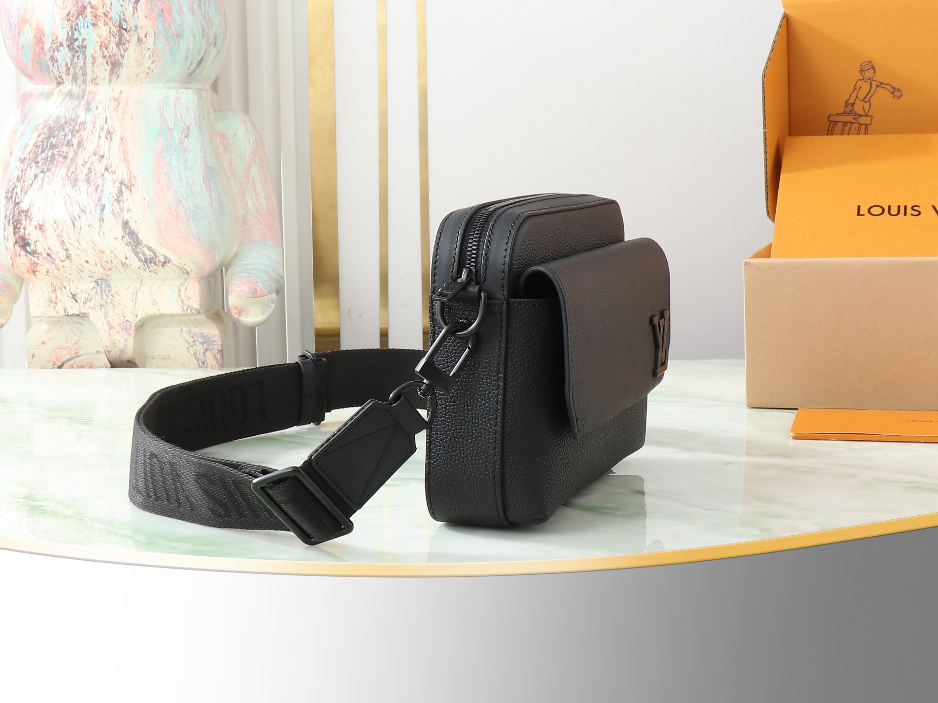 Fastline Messenger Bag Black Cowhide Leather M22482