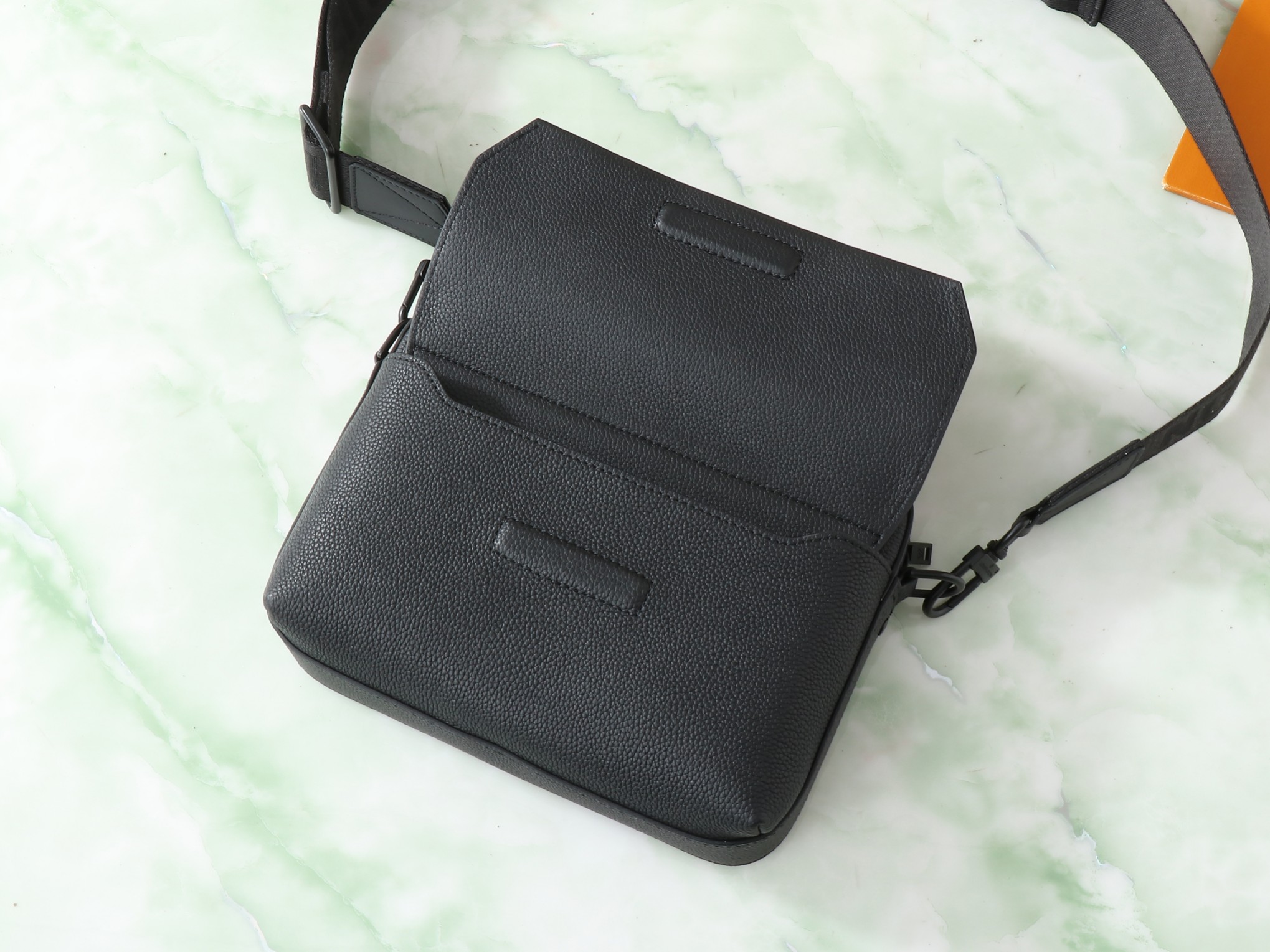 Fastline Messenger Bag Black Cowhide Leather M22482