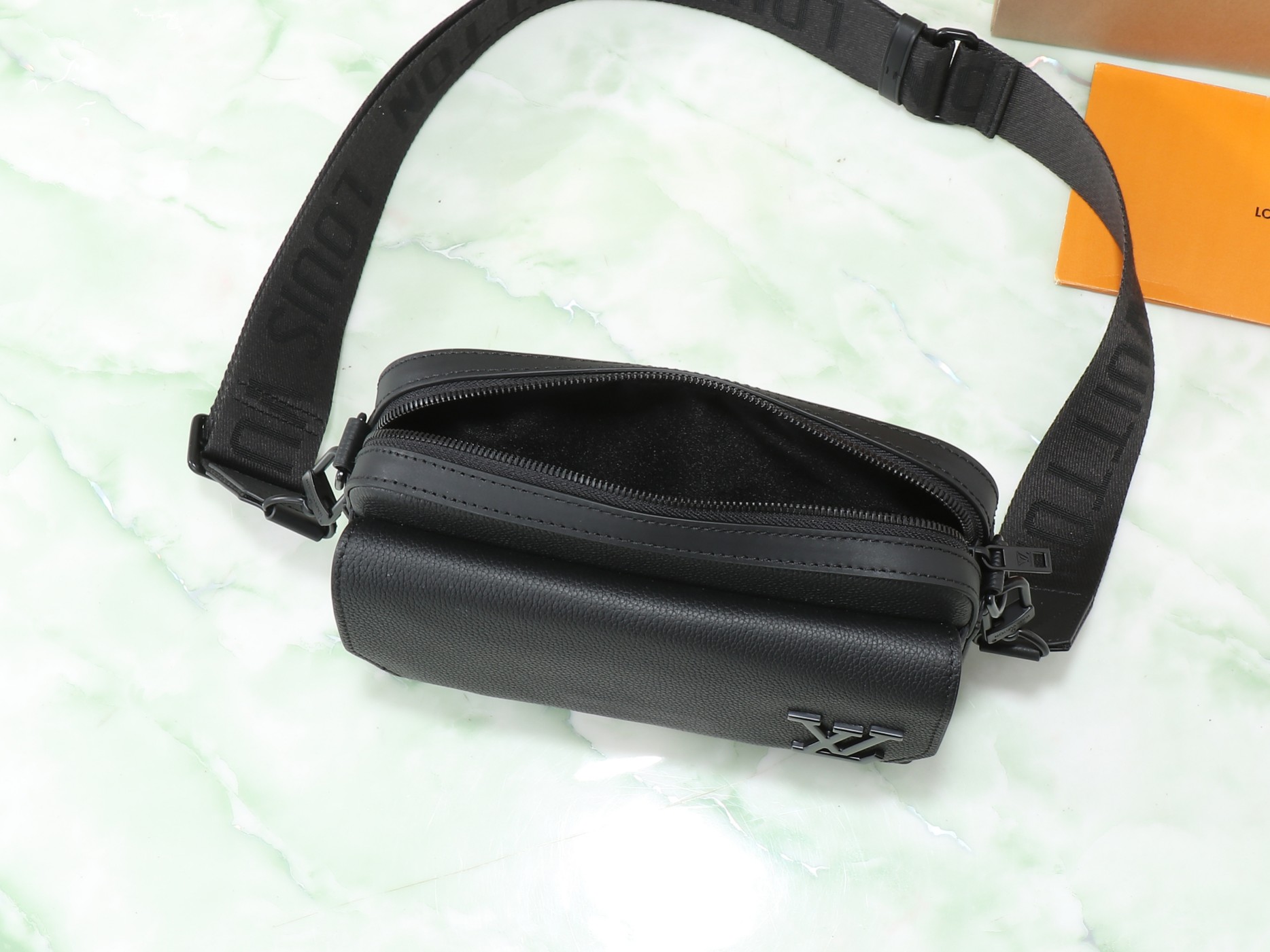 Fastline Messenger Bag Black Cowhide Leather M22482