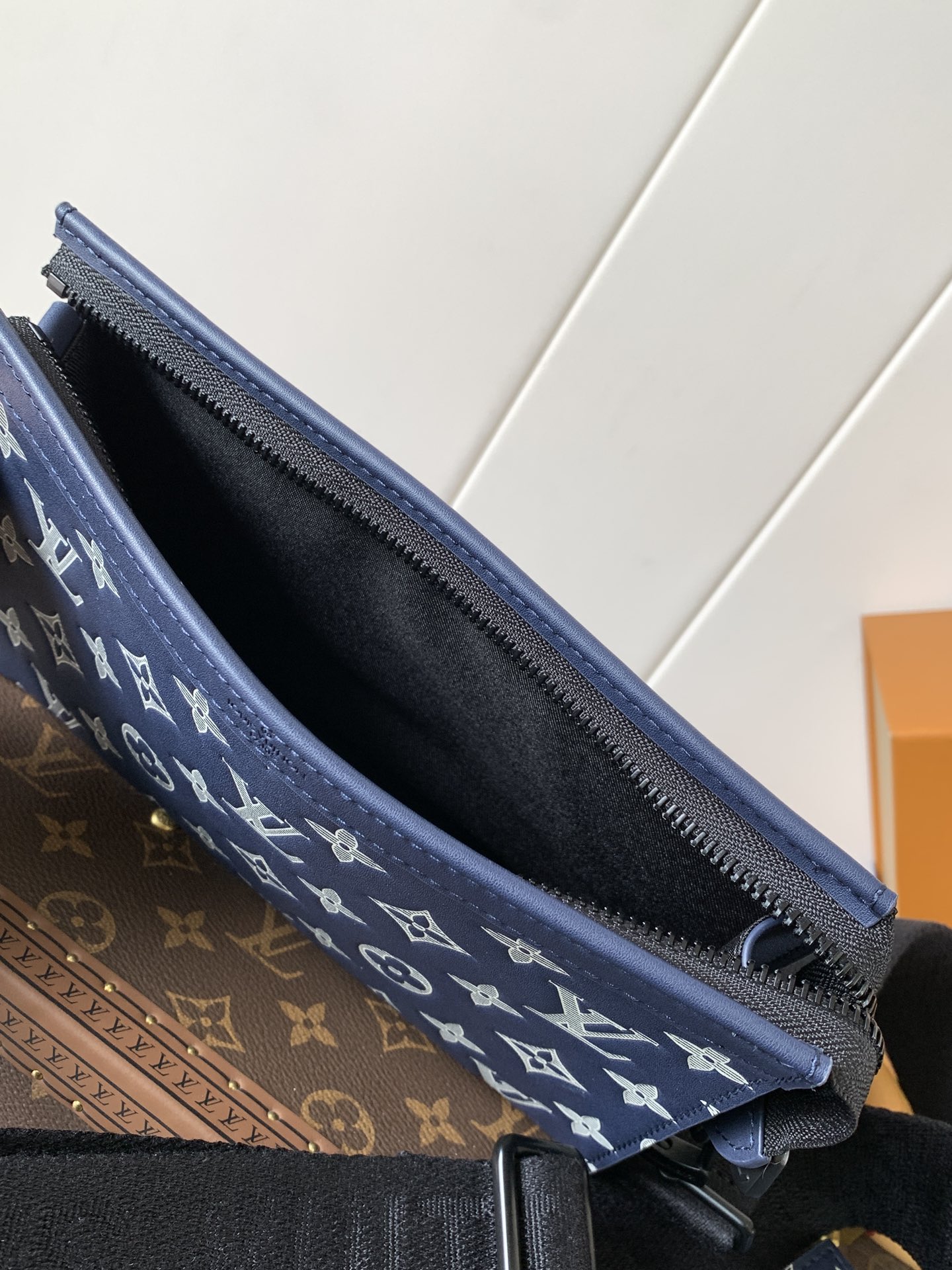 Gaston Wearable Wallet Ink Blue/White Monogram Shadow M83384