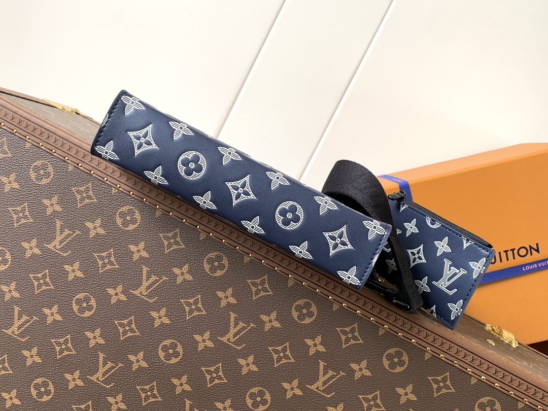 Gaston Wearable Wallet Ink Blue/White Monogram Shadow M83384