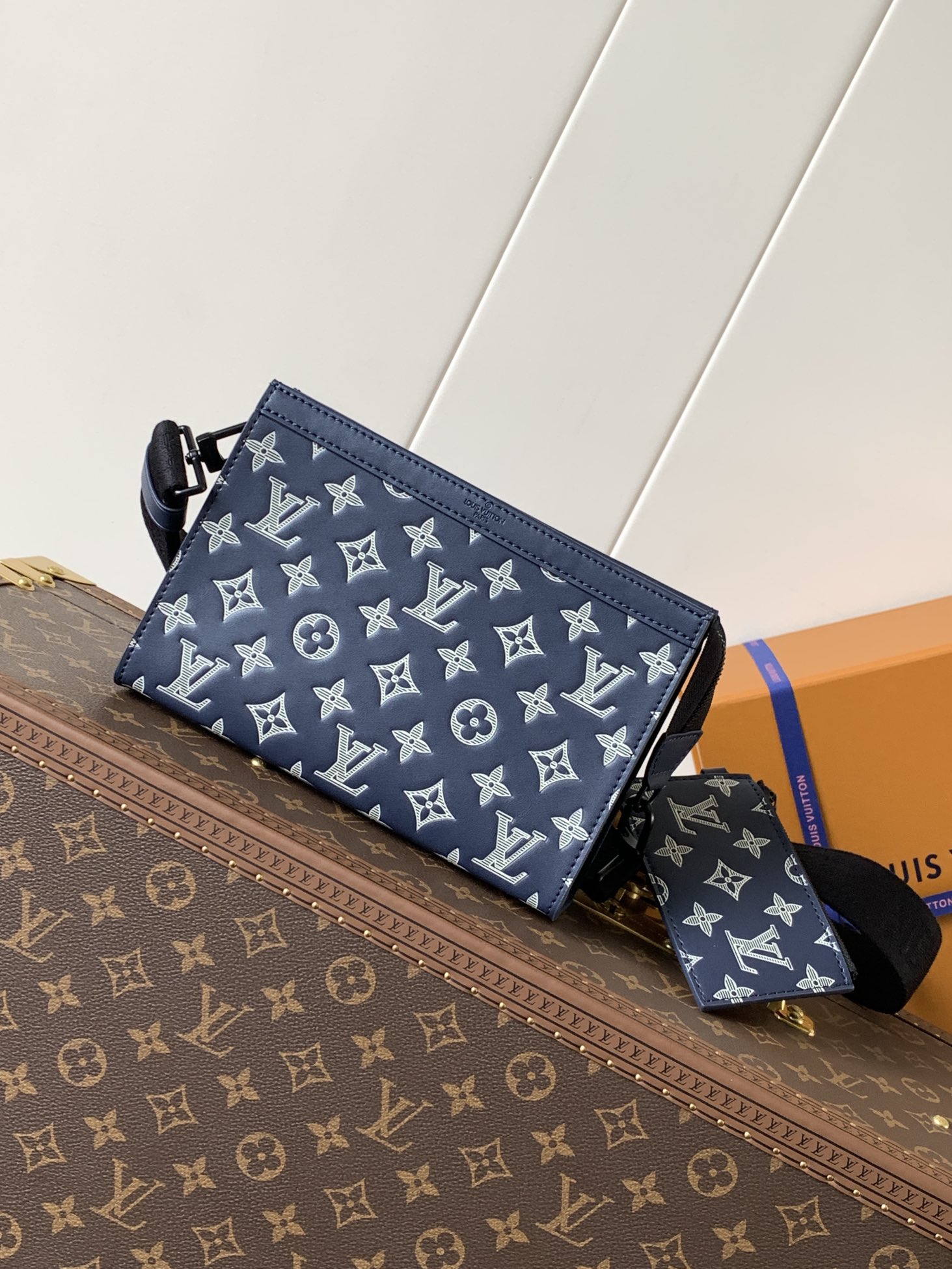Gaston Wearable Wallet Ink Blue/White Monogram Shadow M83384