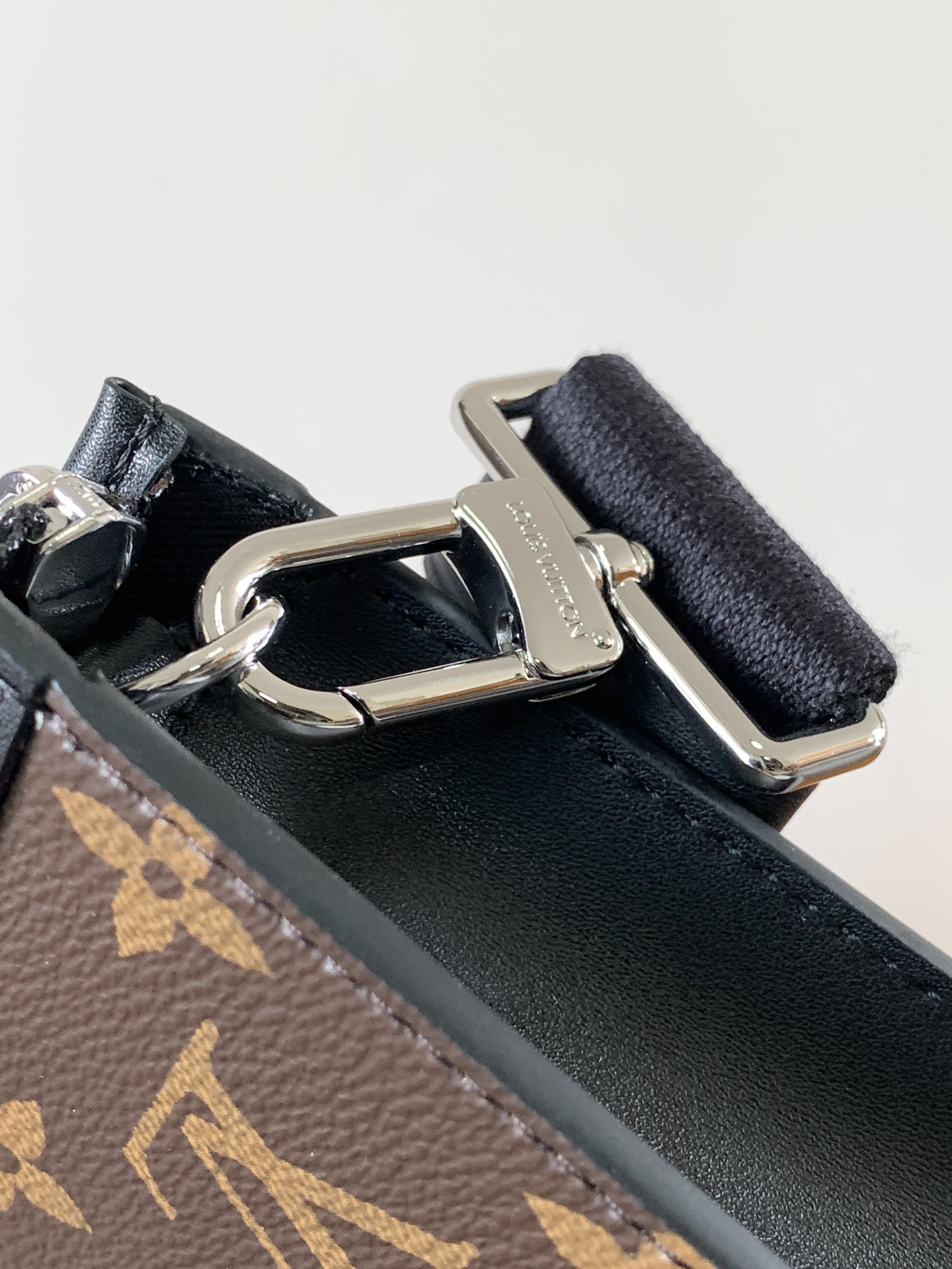 Gaston Wearable Wallet Monogram Macassar M14036