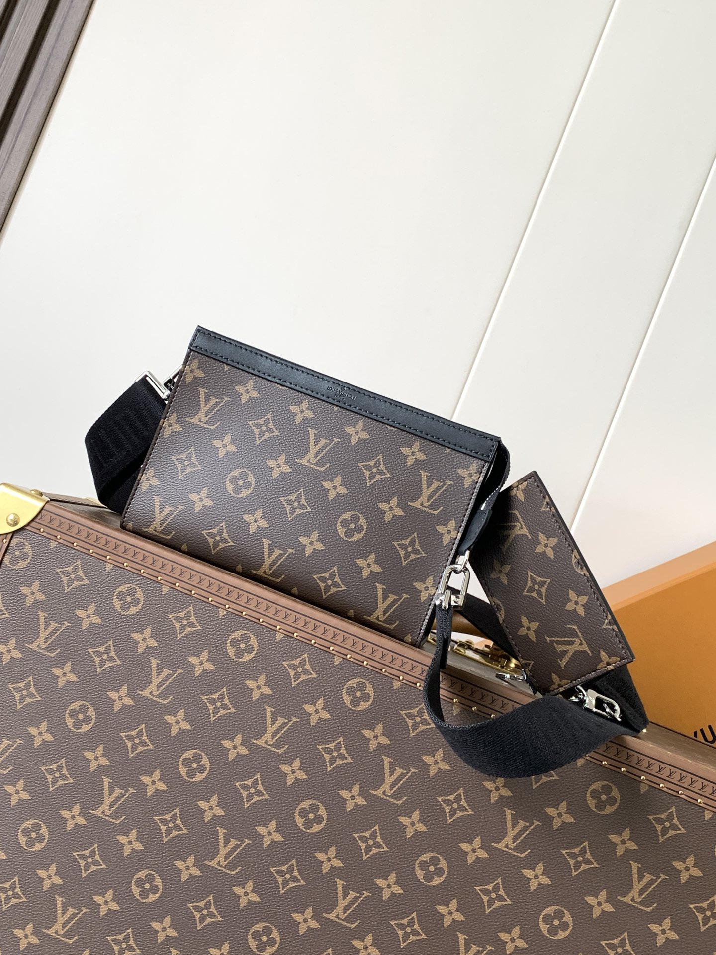 Gaston Wearable Wallet Monogram Macassar M14036