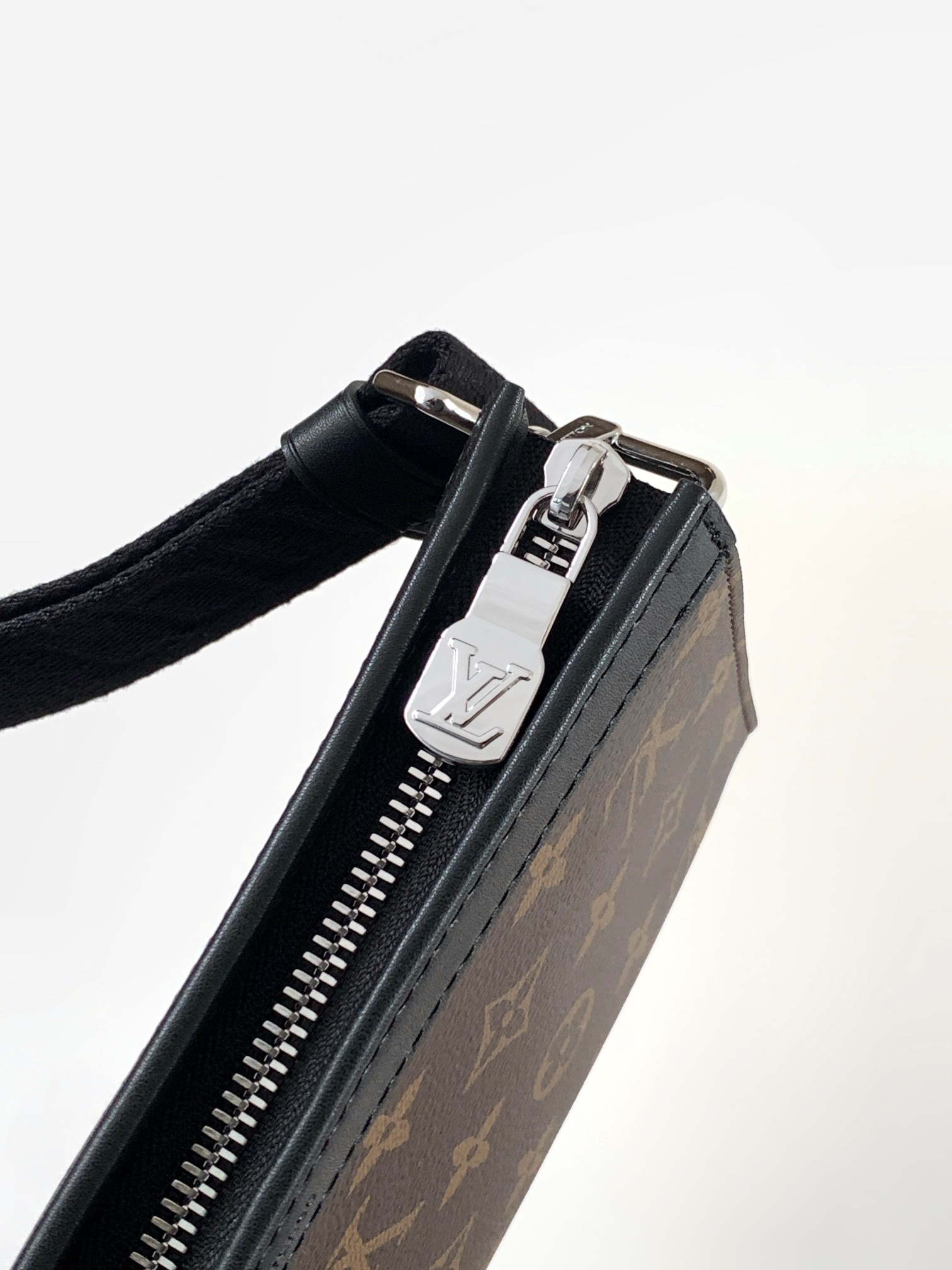 Gaston Wearable Wallet Monogram Macassar M14036