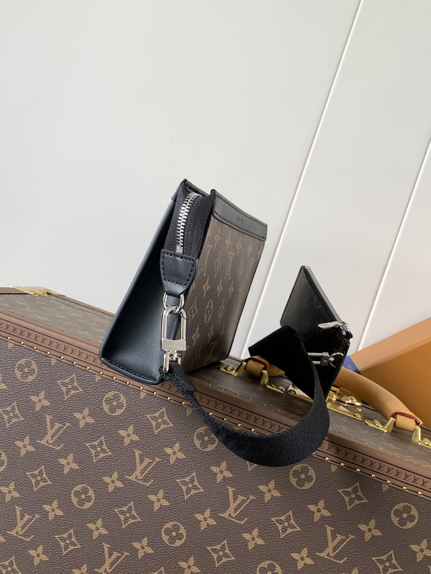Gaston Wearable Wallet Monogram Macassar M14036