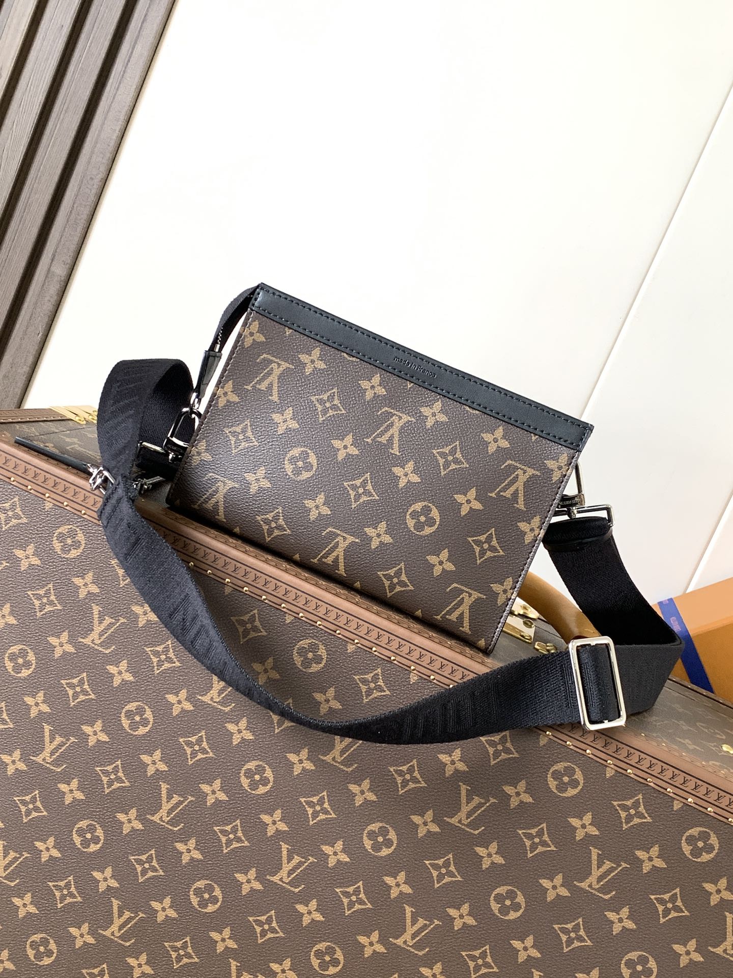 Gaston Wearable Wallet Monogram Macassar M14036