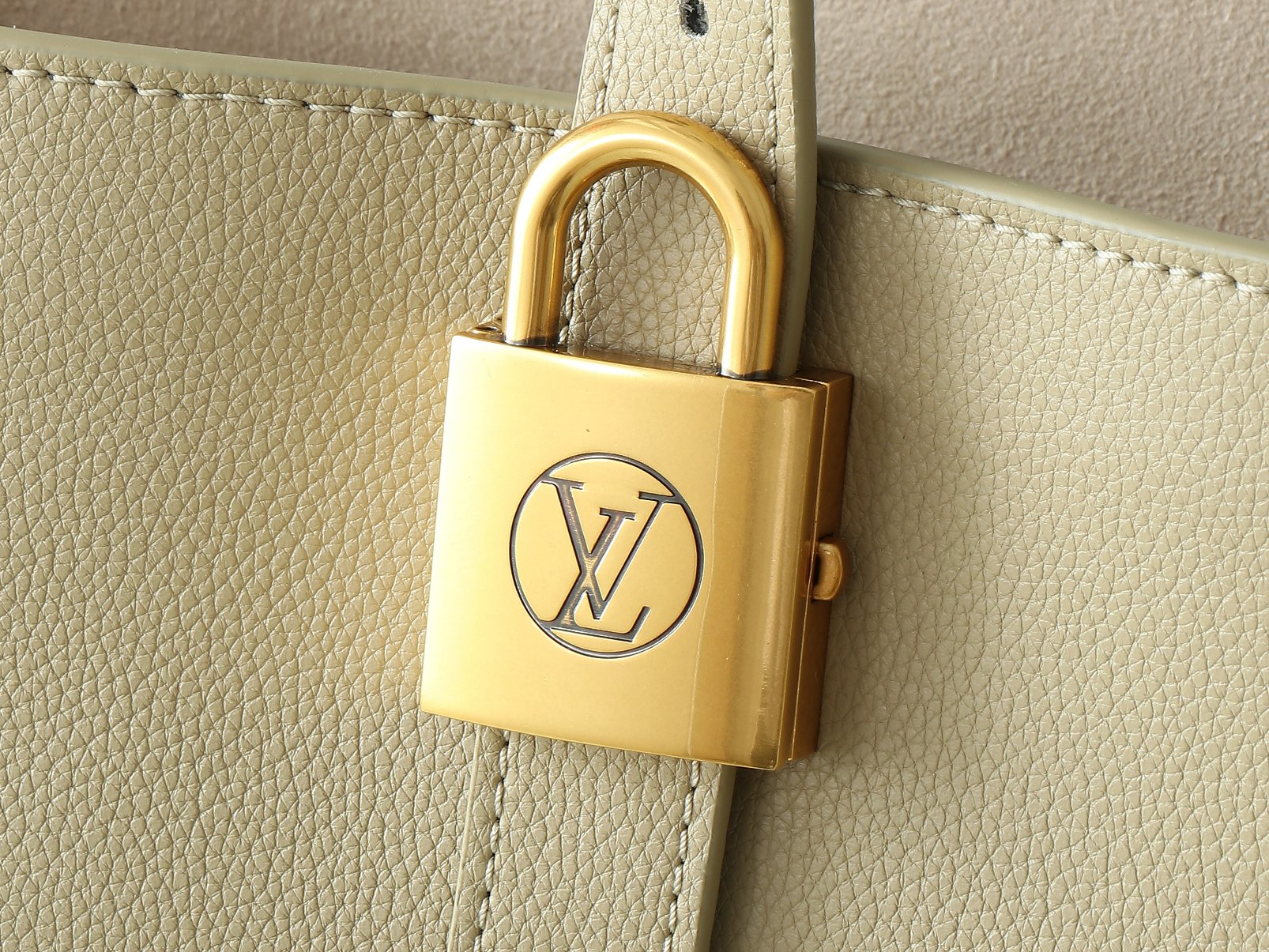 Low Key Cabas Mm Bag Clay Grained Calfskin M25341