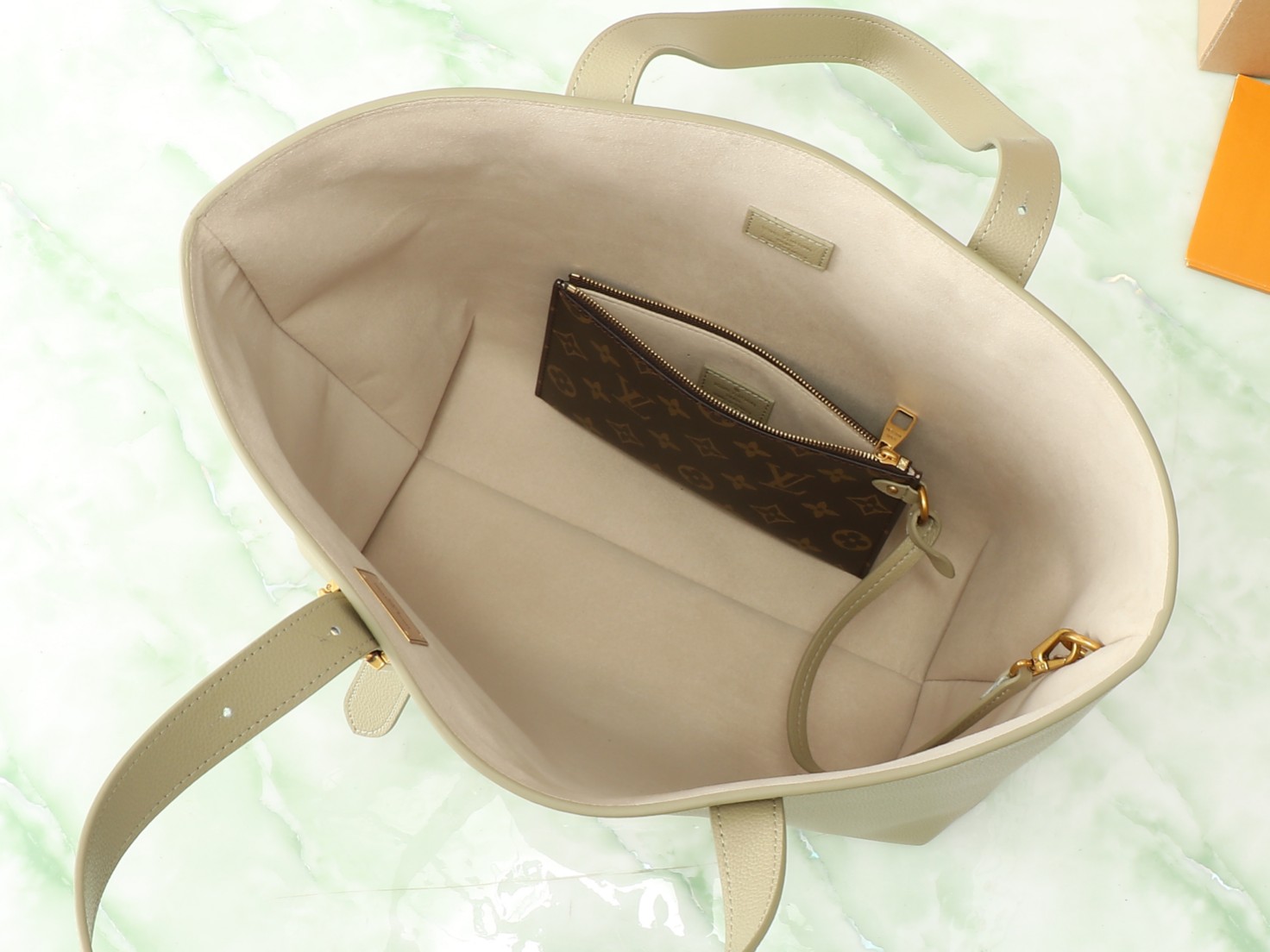 Low Key Cabas Mm Bag Clay Grained Calfskin M25341