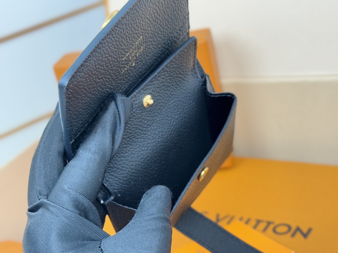 Low Key Compact Wallet Black M12408