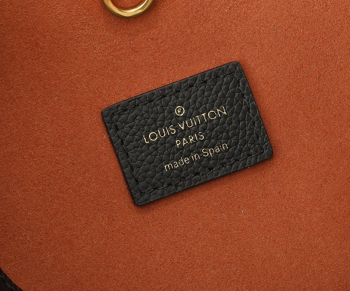 Low Key Hobo Mm Bag Black Grained Calfskin M24856