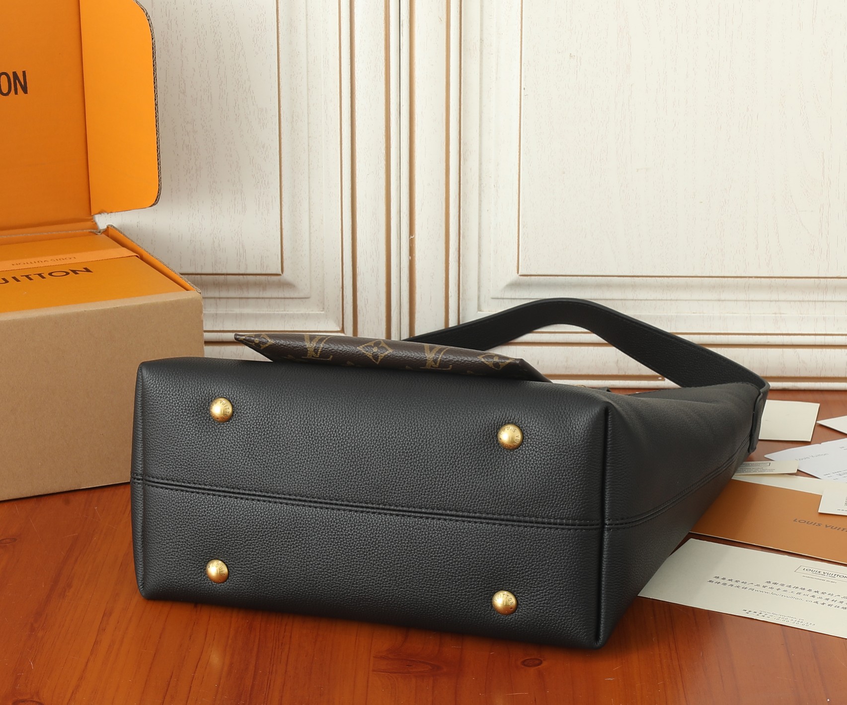 Low Key Hobo Mm Bag Black Grained Calfskin M24856