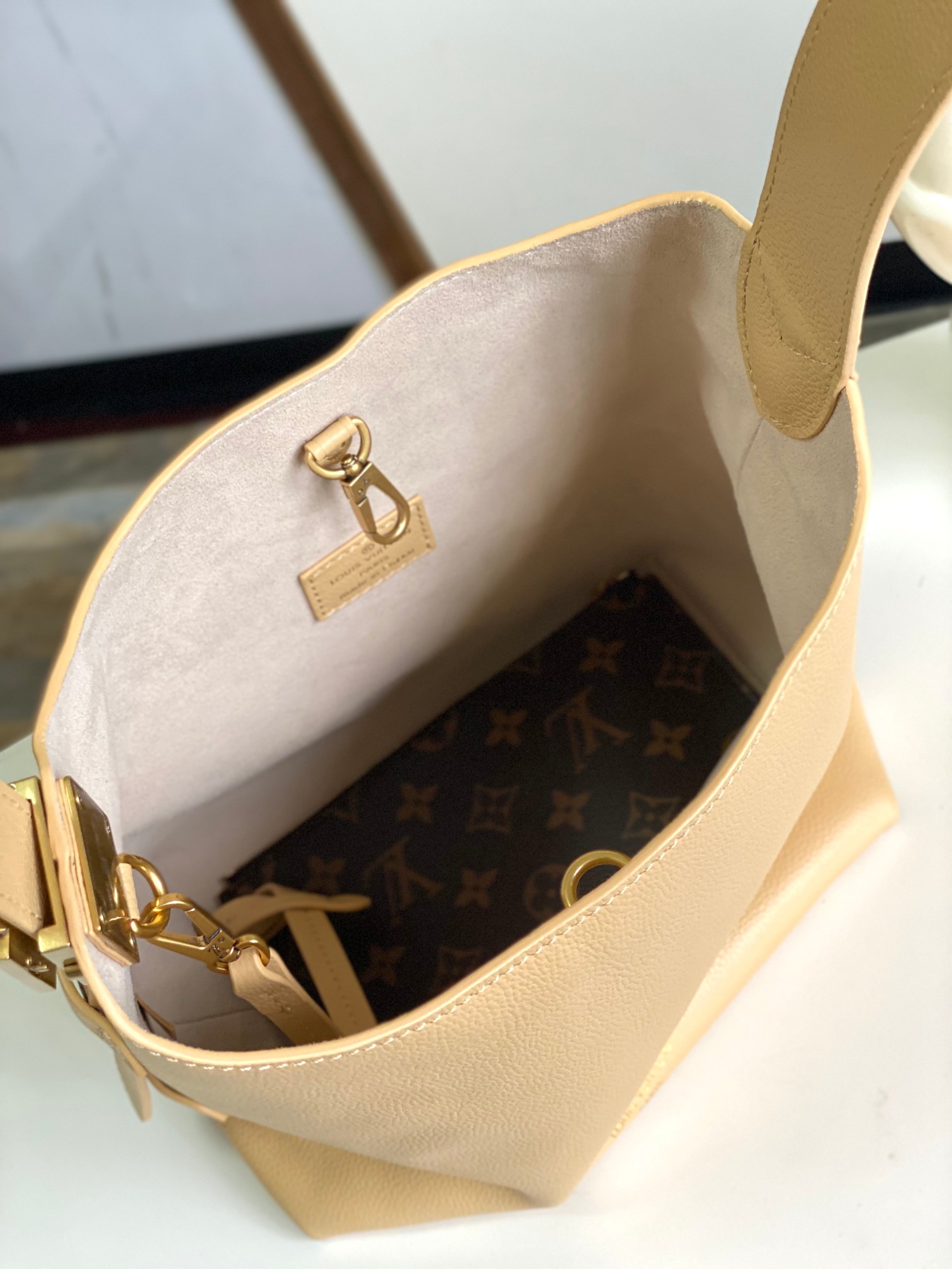Low Key Hobo Pm Bag Walnut Calfskin M14265