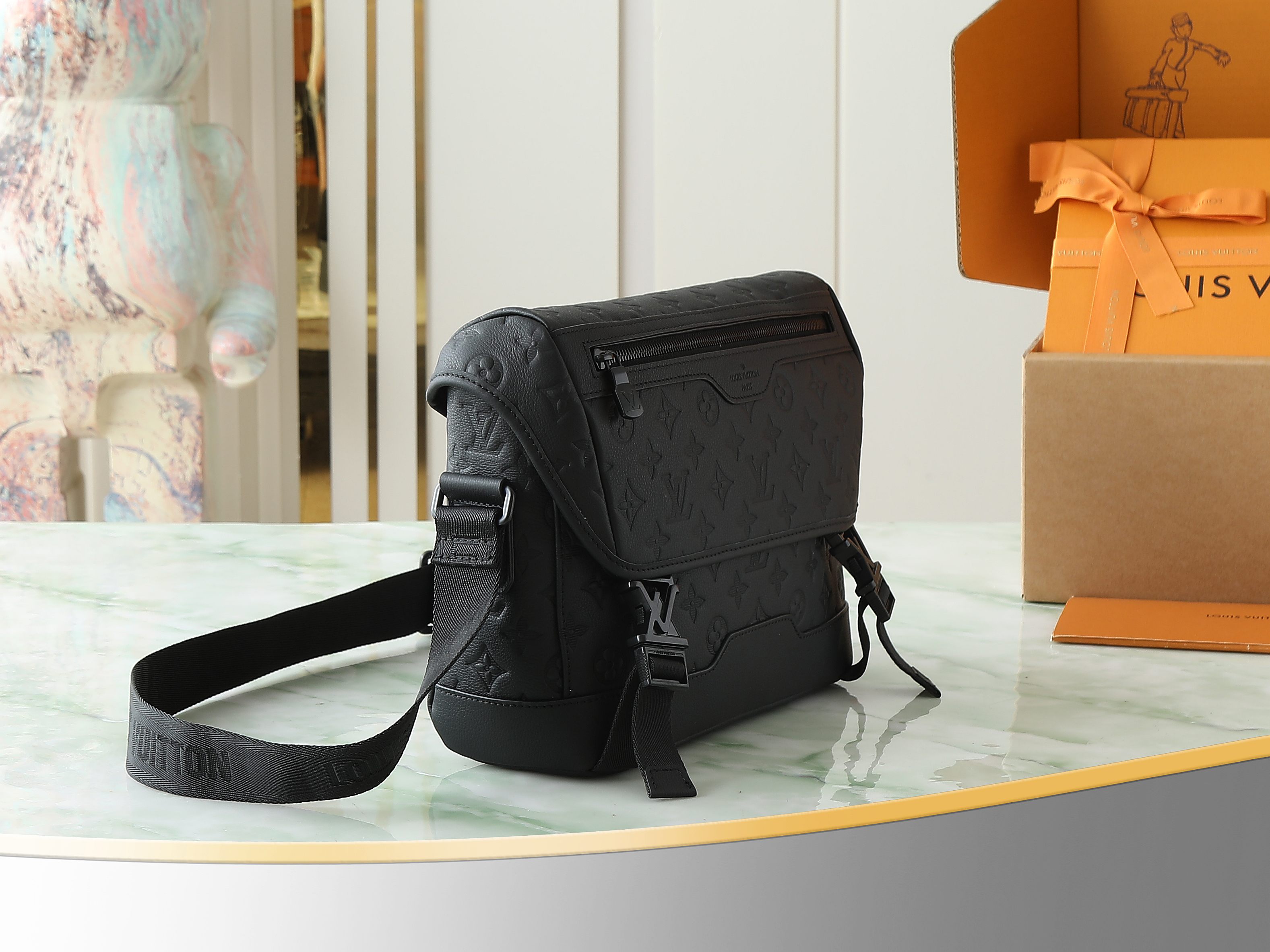 Messenger Voyager Pm Bag Black Monogram Shadow M25121
