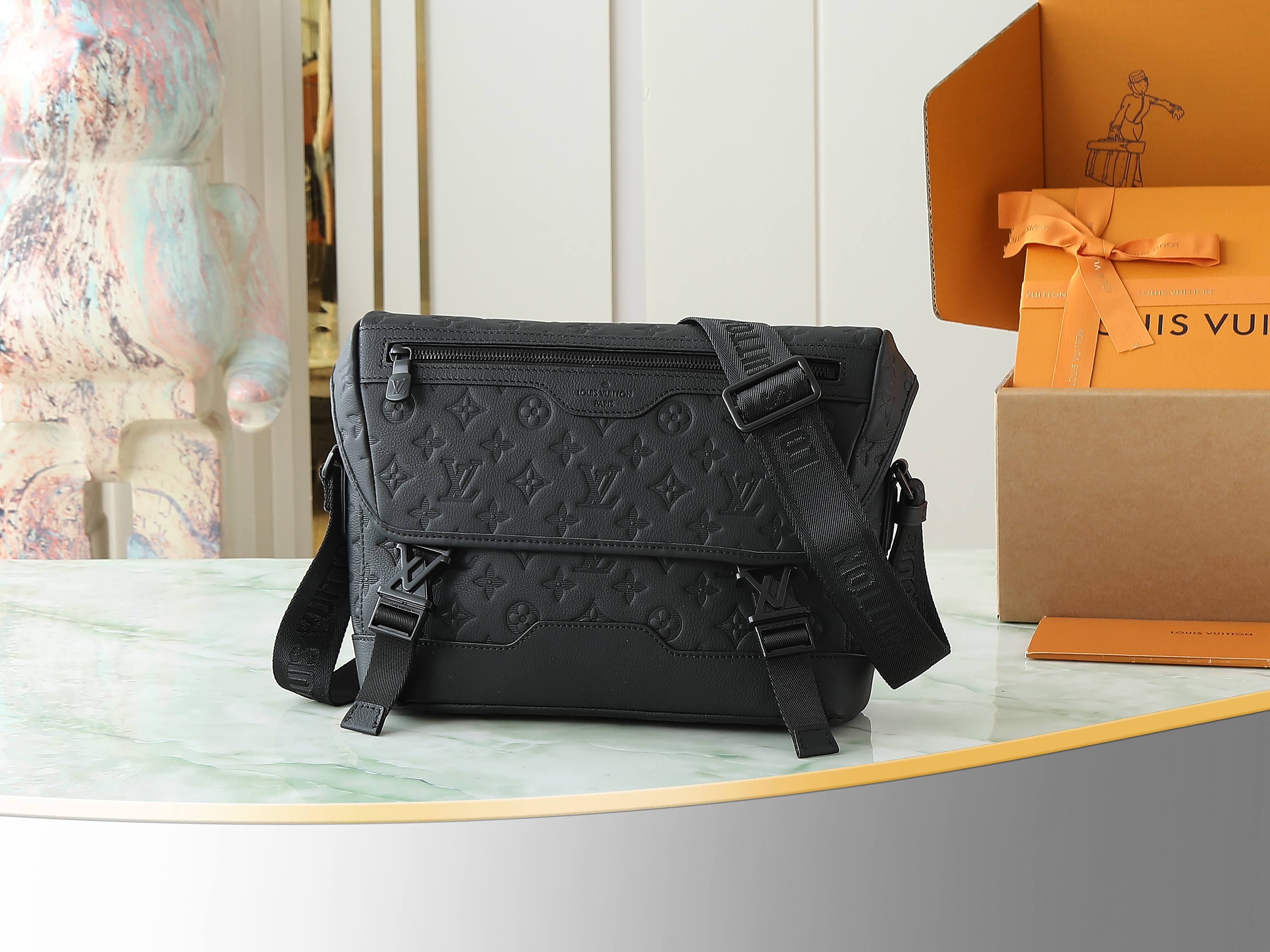 Messenger Voyager Pm Bag Black Monogram Shadow M25121