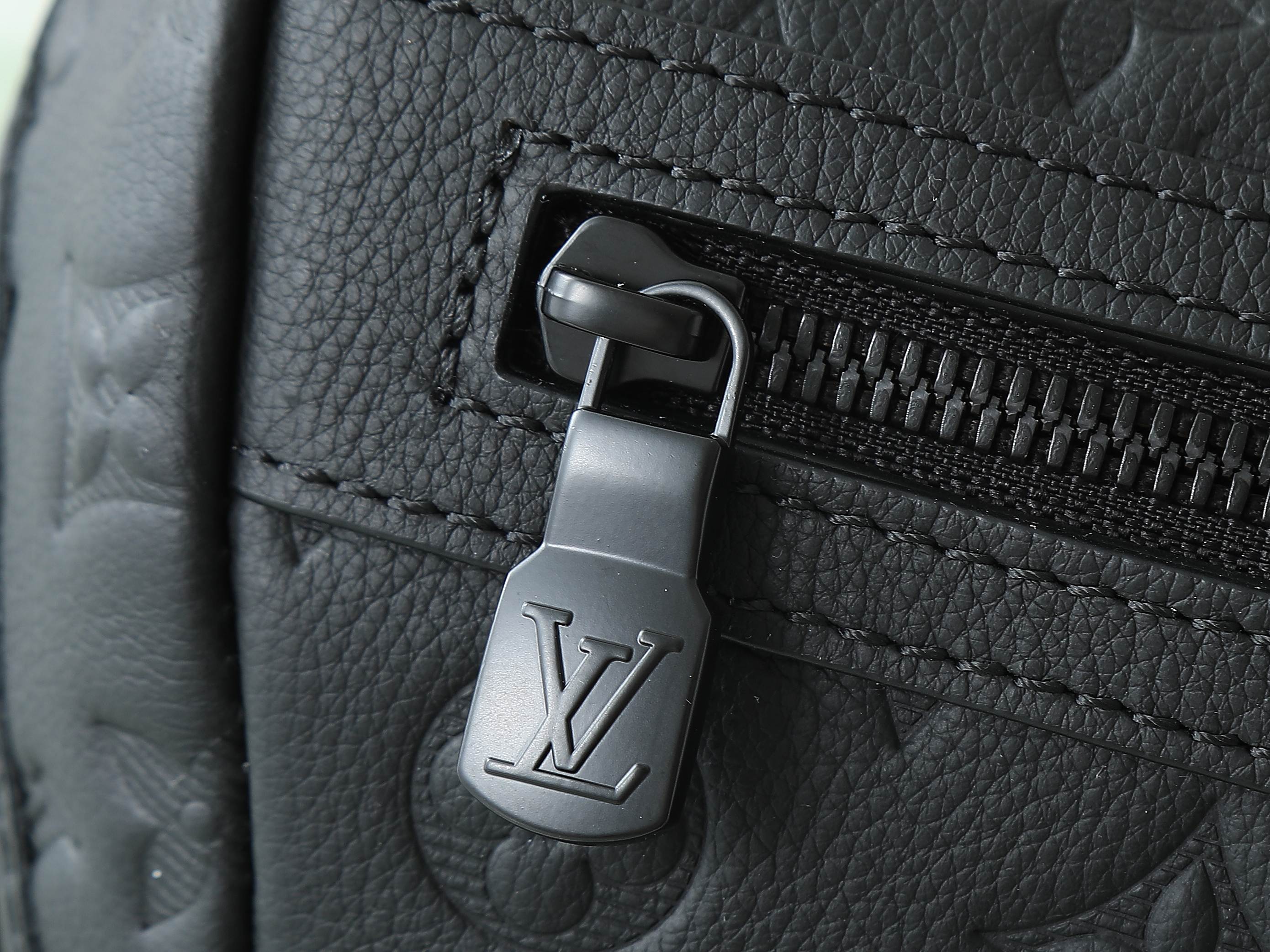 Messenger Voyager Pm Bag Black Monogram Shadow M25121