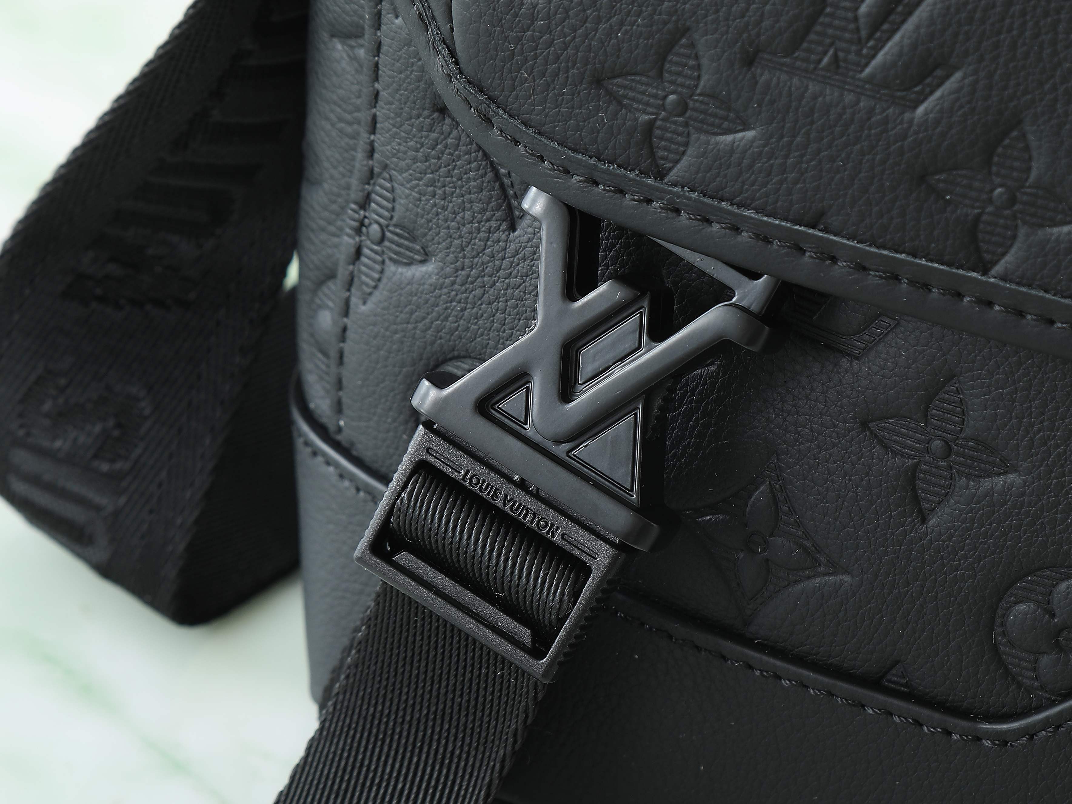 Messenger Voyager Pm Bag Black Monogram Shadow M25121