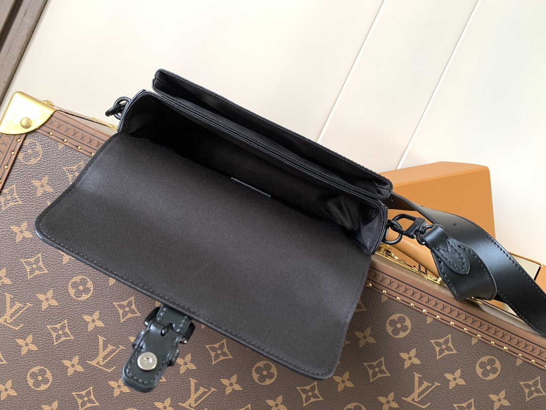 Montsouris Wearable Wallet Black Monogram Eclipse M83567