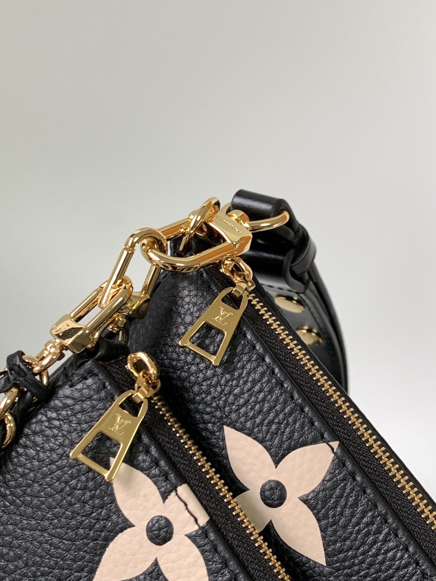 Multi Pochette Accessoires Bicolor Monogram Empreinte Leather Black M45777