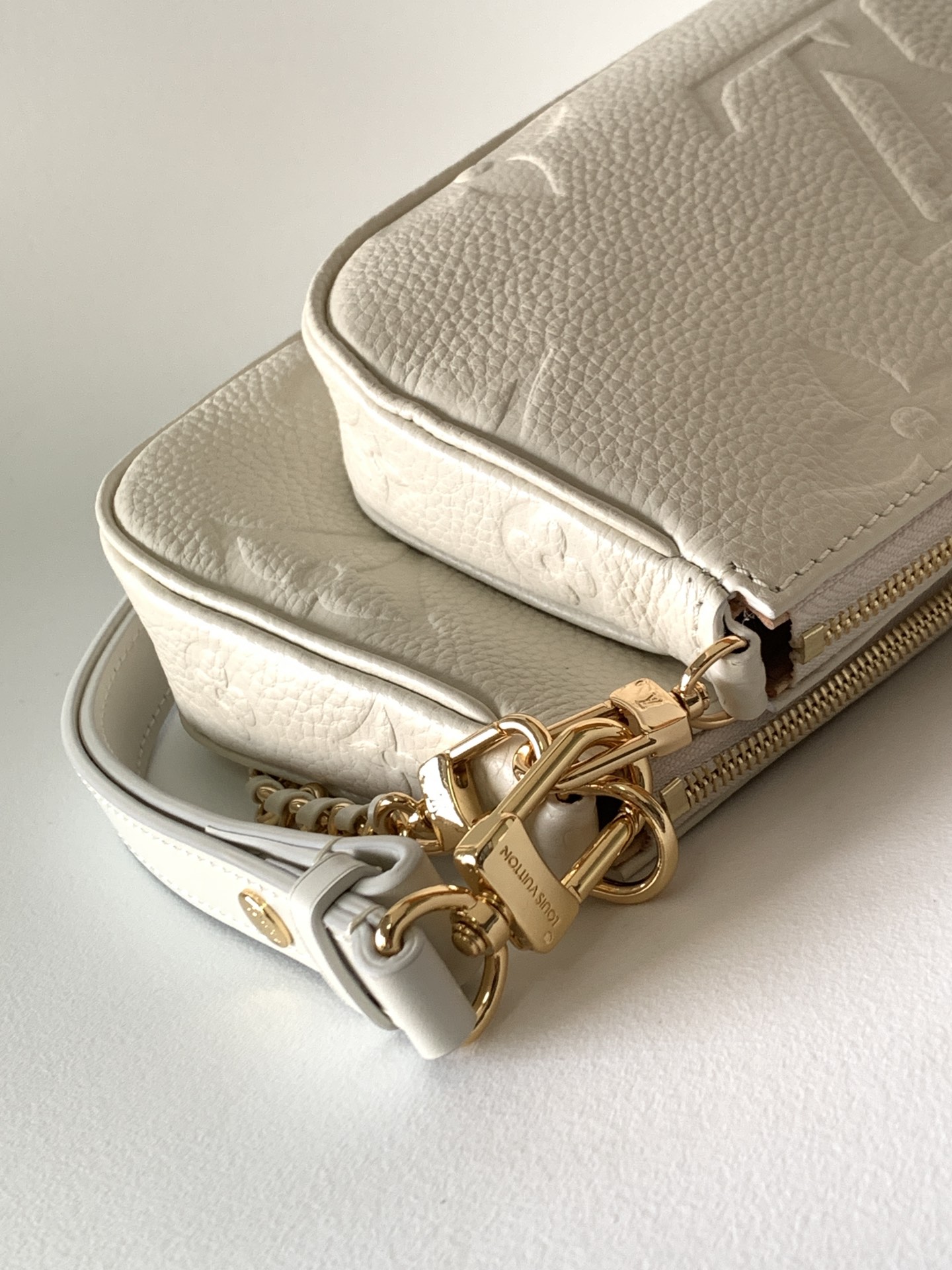 Multi Pochette Accessoires Monogram Empreinte Leather Cream M46568