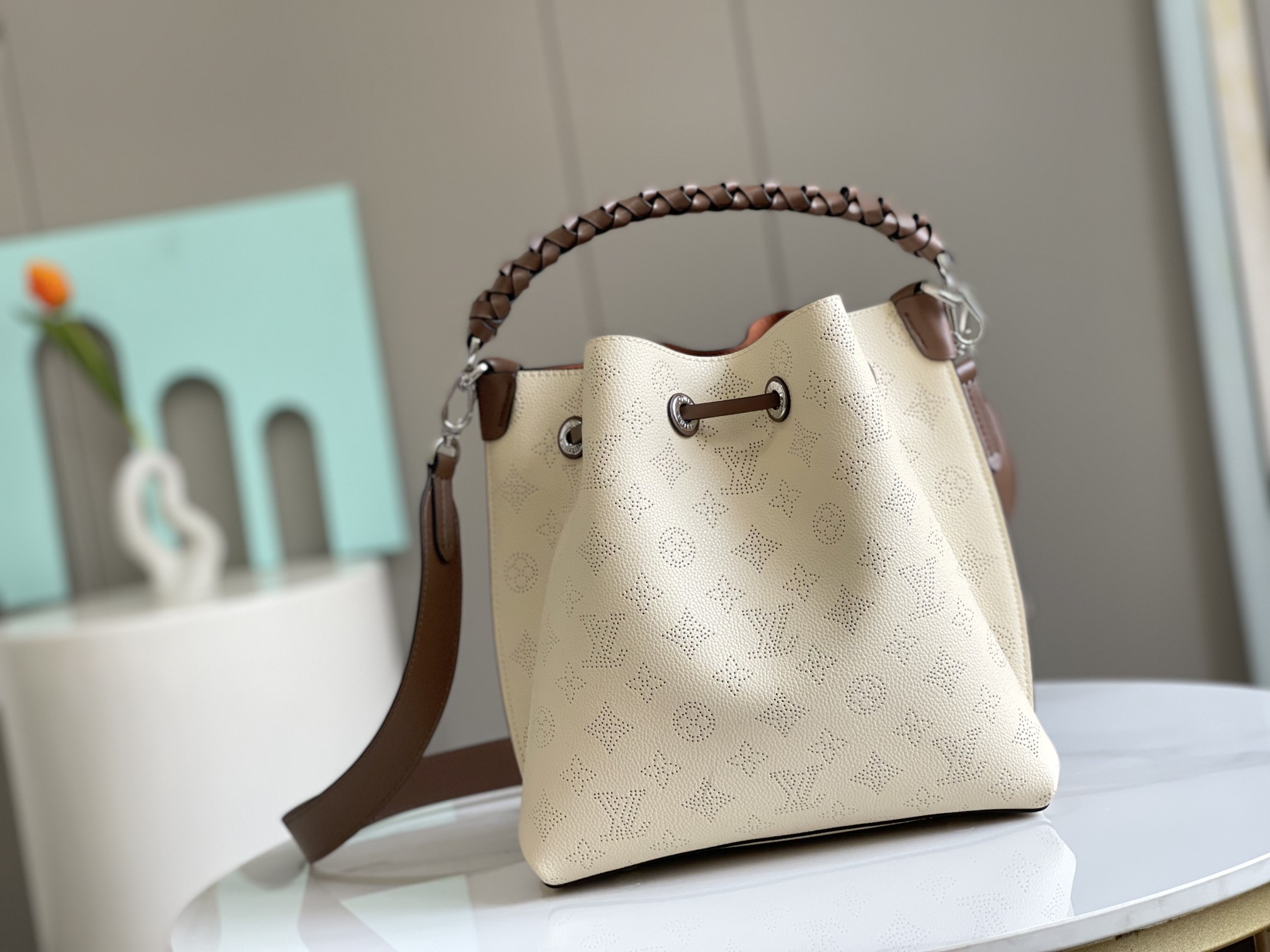 Muria Bag Cream Mahina Leather M55801