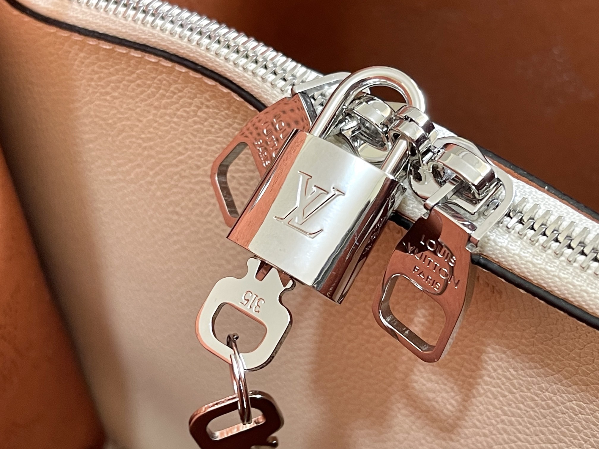 Muria Bag Cream Mahina Leather M55801
