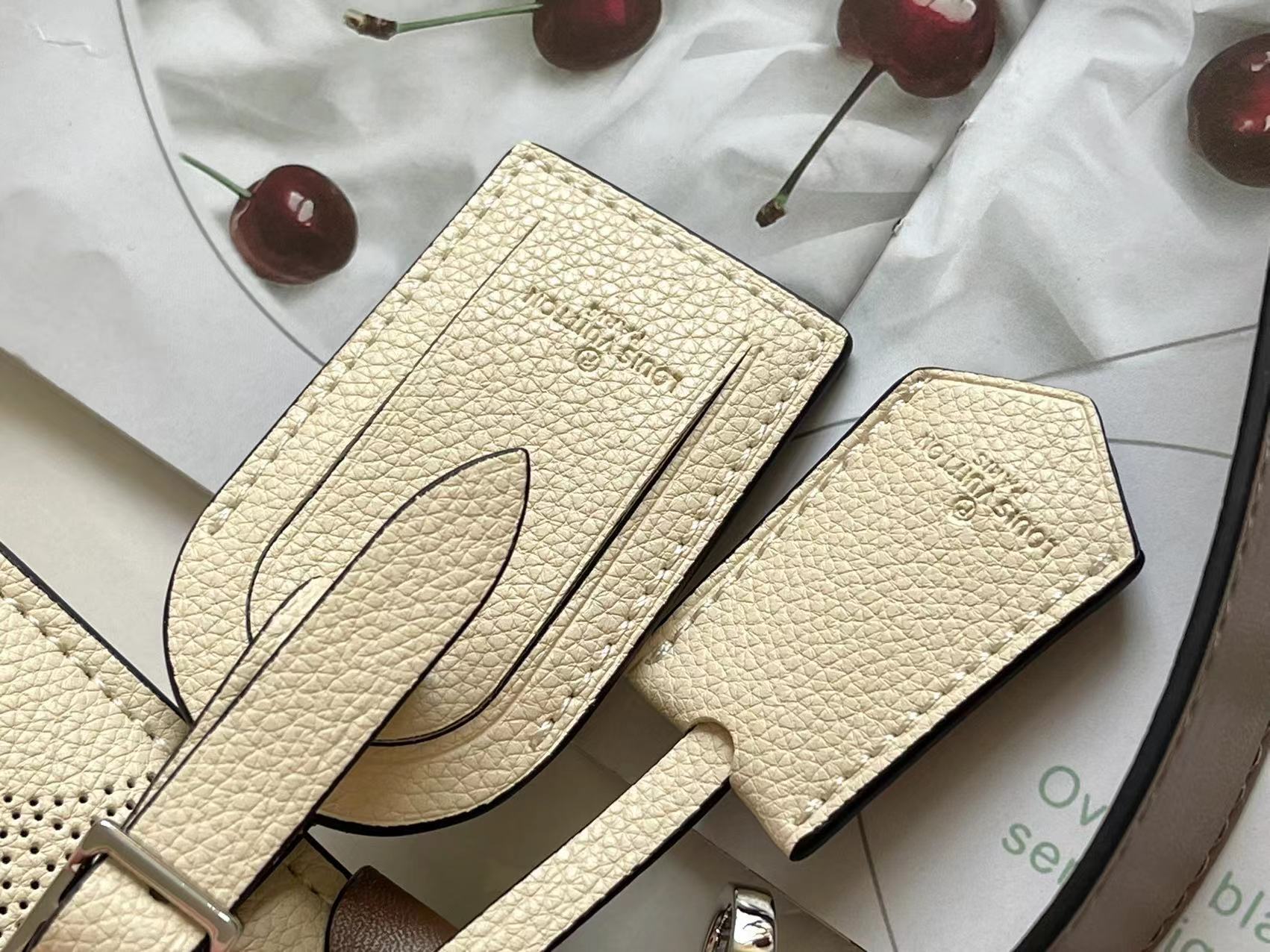 Muria Bag Cream Mahina Leather M55801