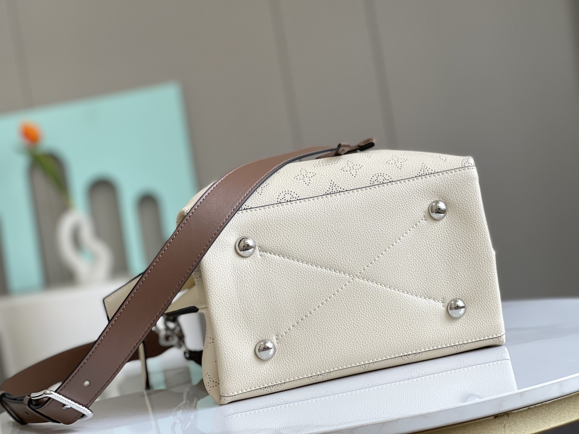 Muria Bag Cream Mahina Leather M55801
