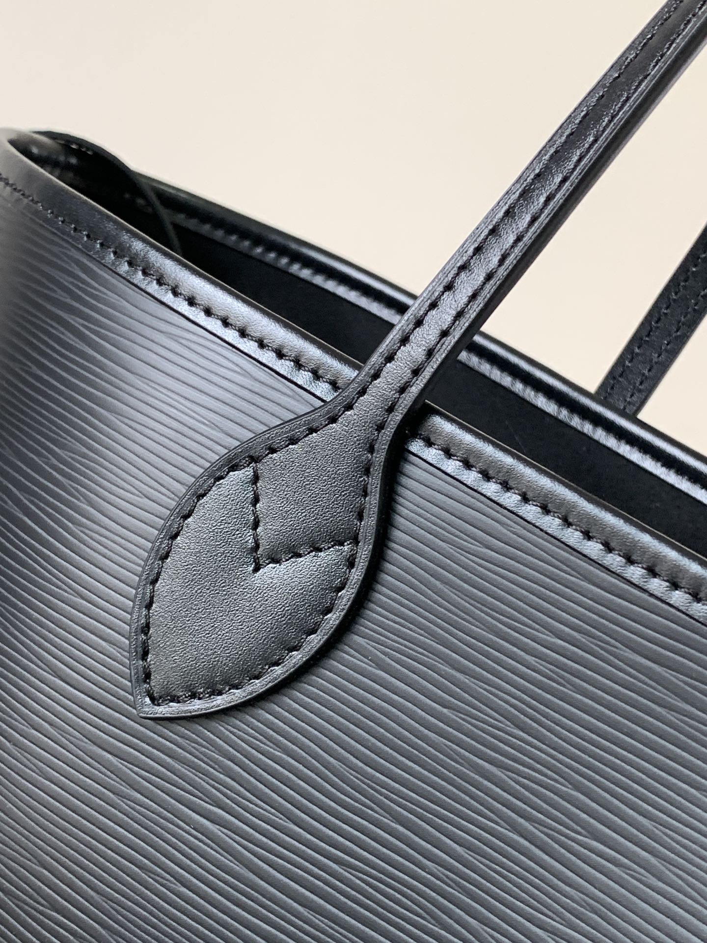 Neverfull Mm Epi Leather Tote Black M11930
