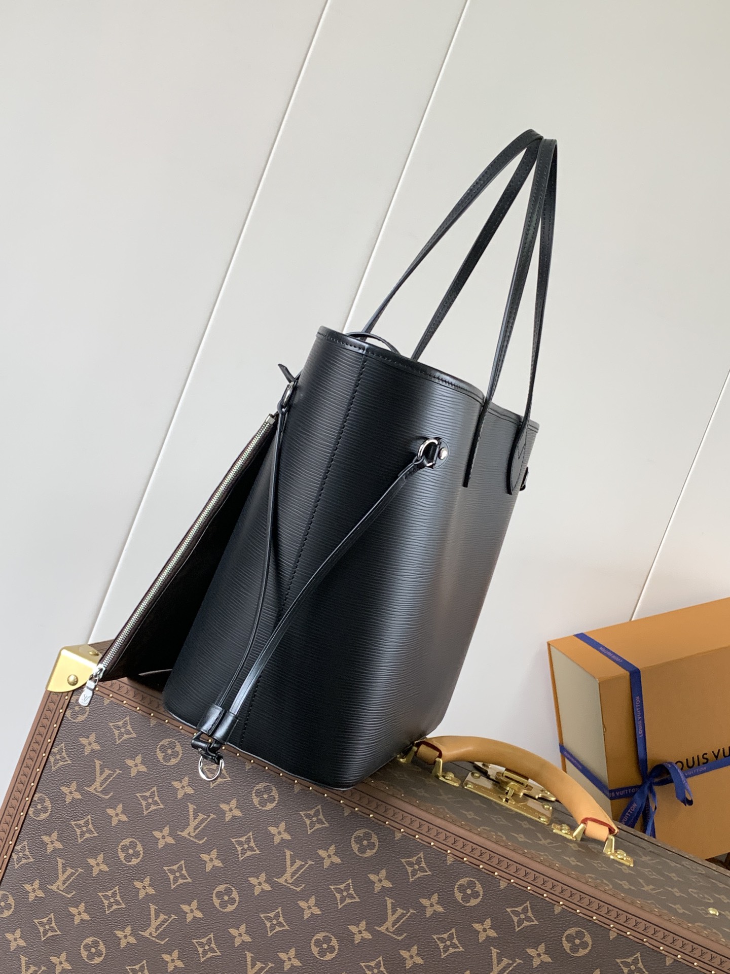 Neverfull Mm Epi Leather Tote Black M11930