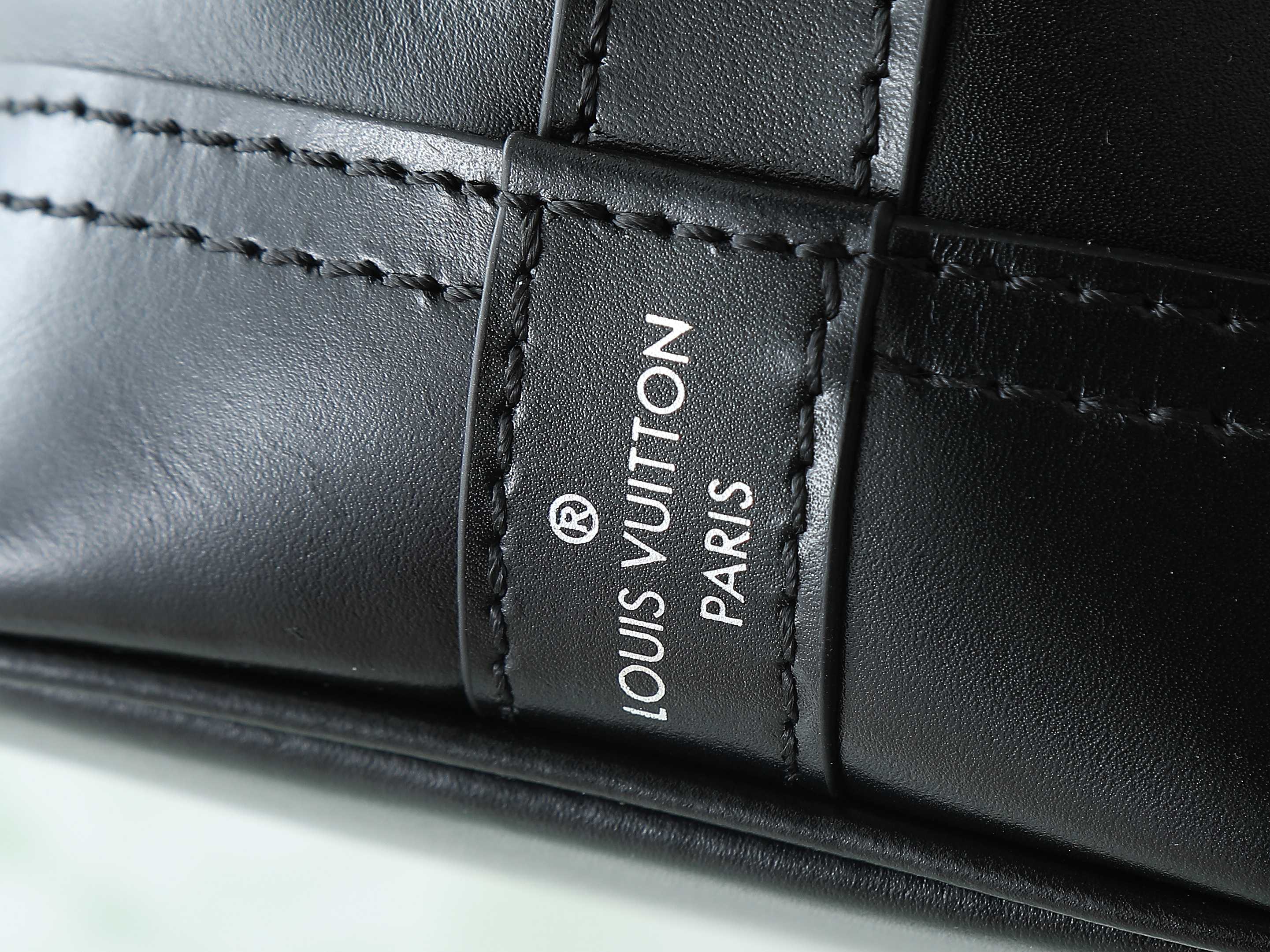 Noé Cargo Bucket Bag Black Calf Leather M13985