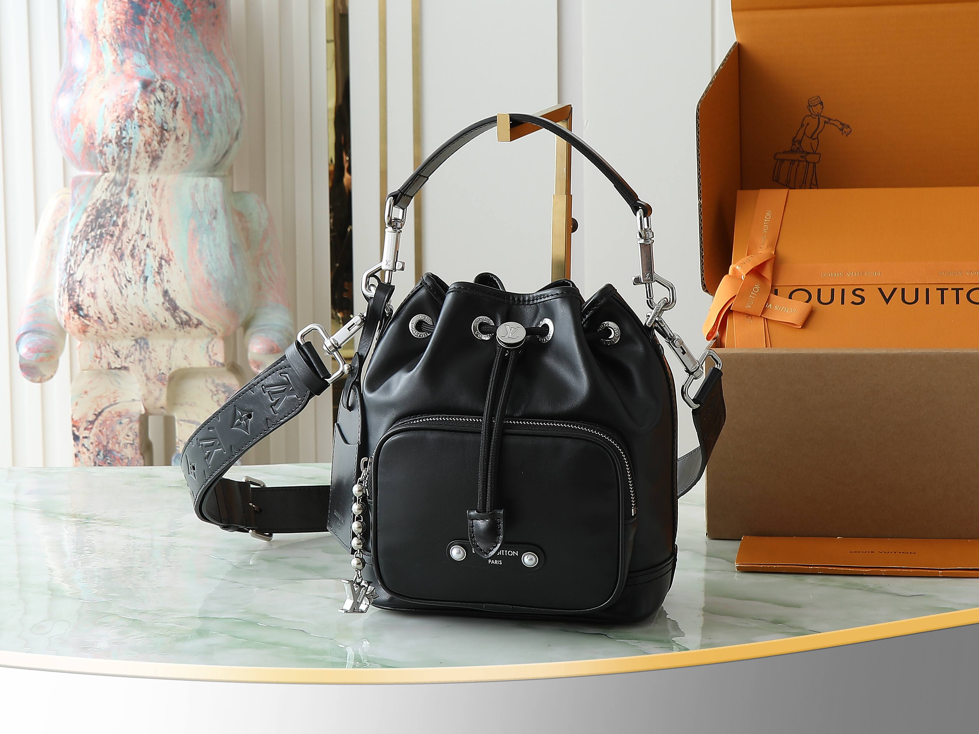 Noé Cargo Bucket Bag Black Calf Leather M13985
