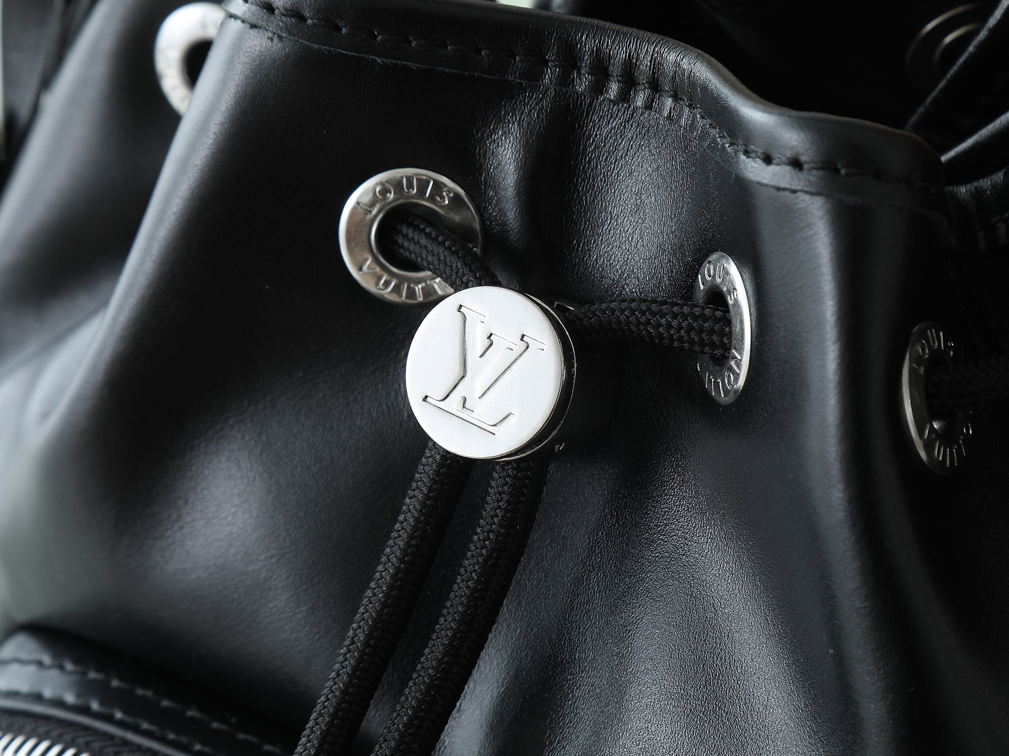 Noé Cargo Bucket Bag Black Calf Leather M13985