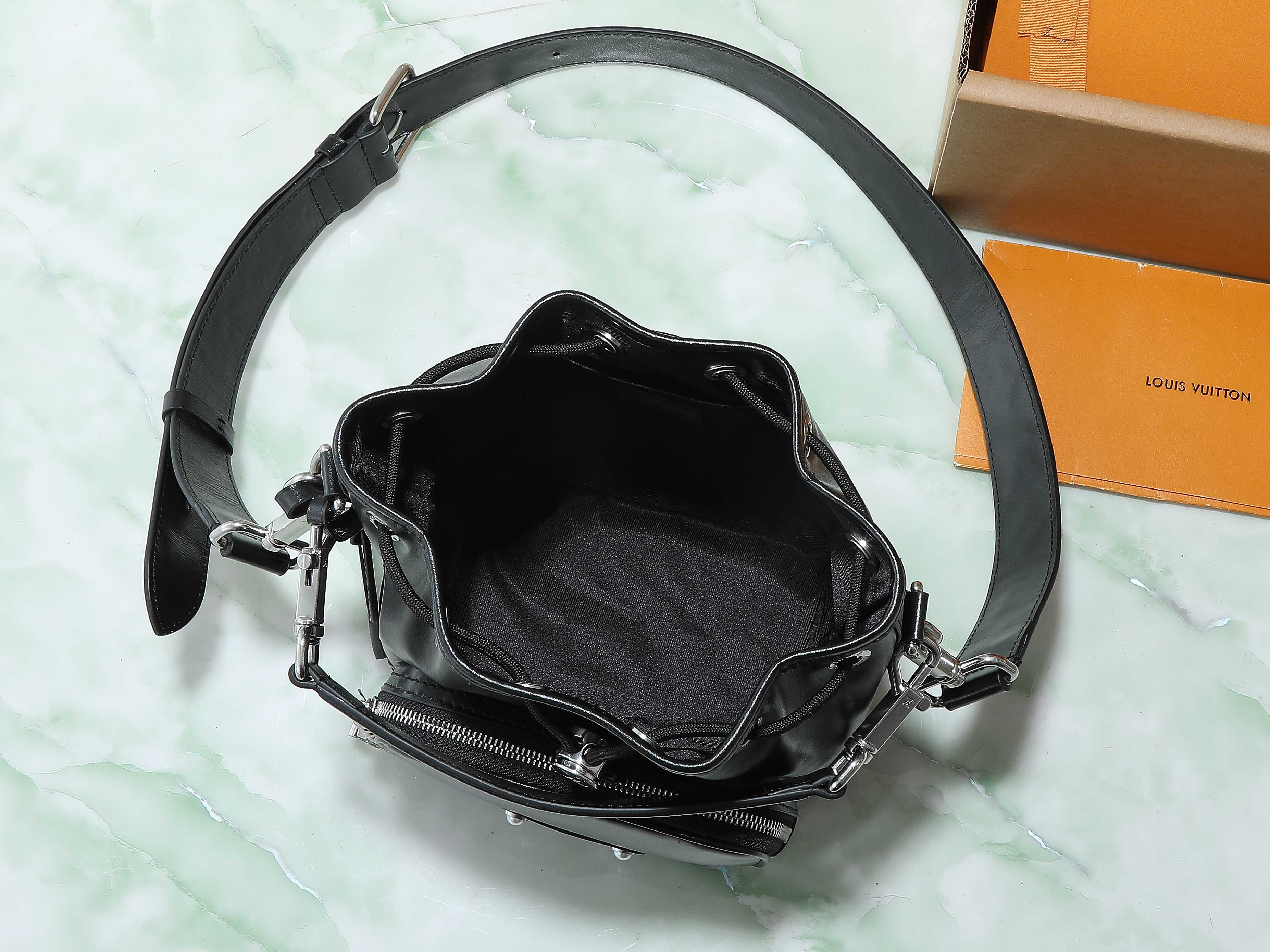 Noé Cargo Bucket Bag Black Calf Leather M13985