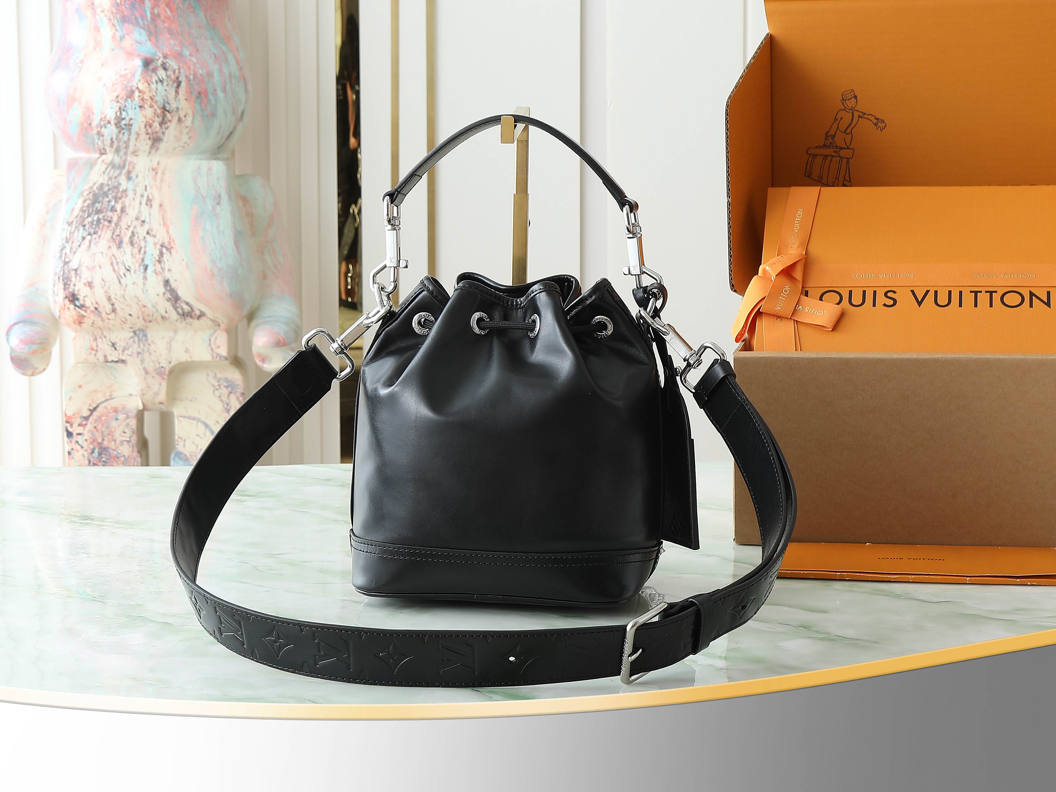Noé Cargo Bucket Bag Black Calf Leather M13985