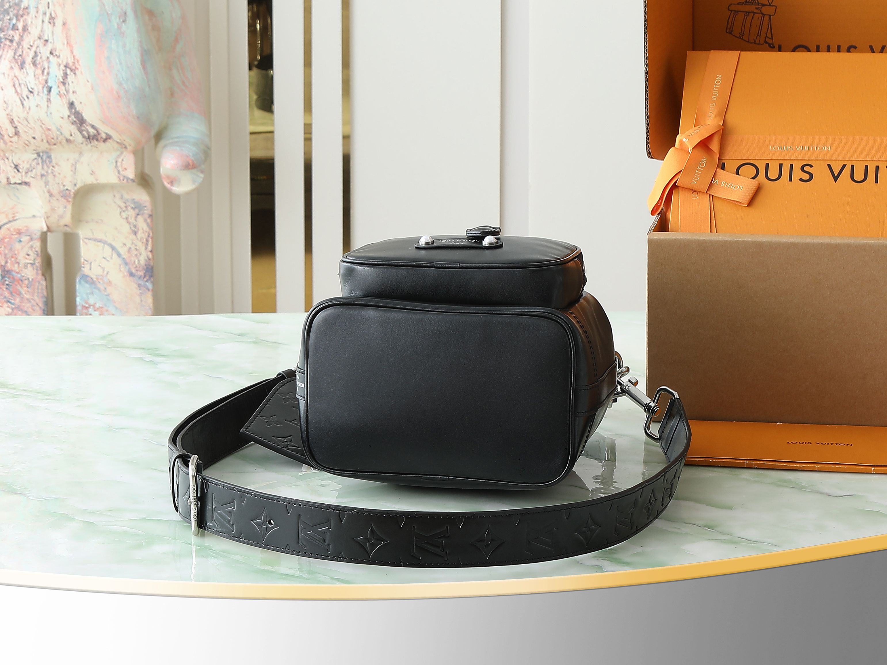 Noé Cargo Bucket Bag Black Calf Leather M13985