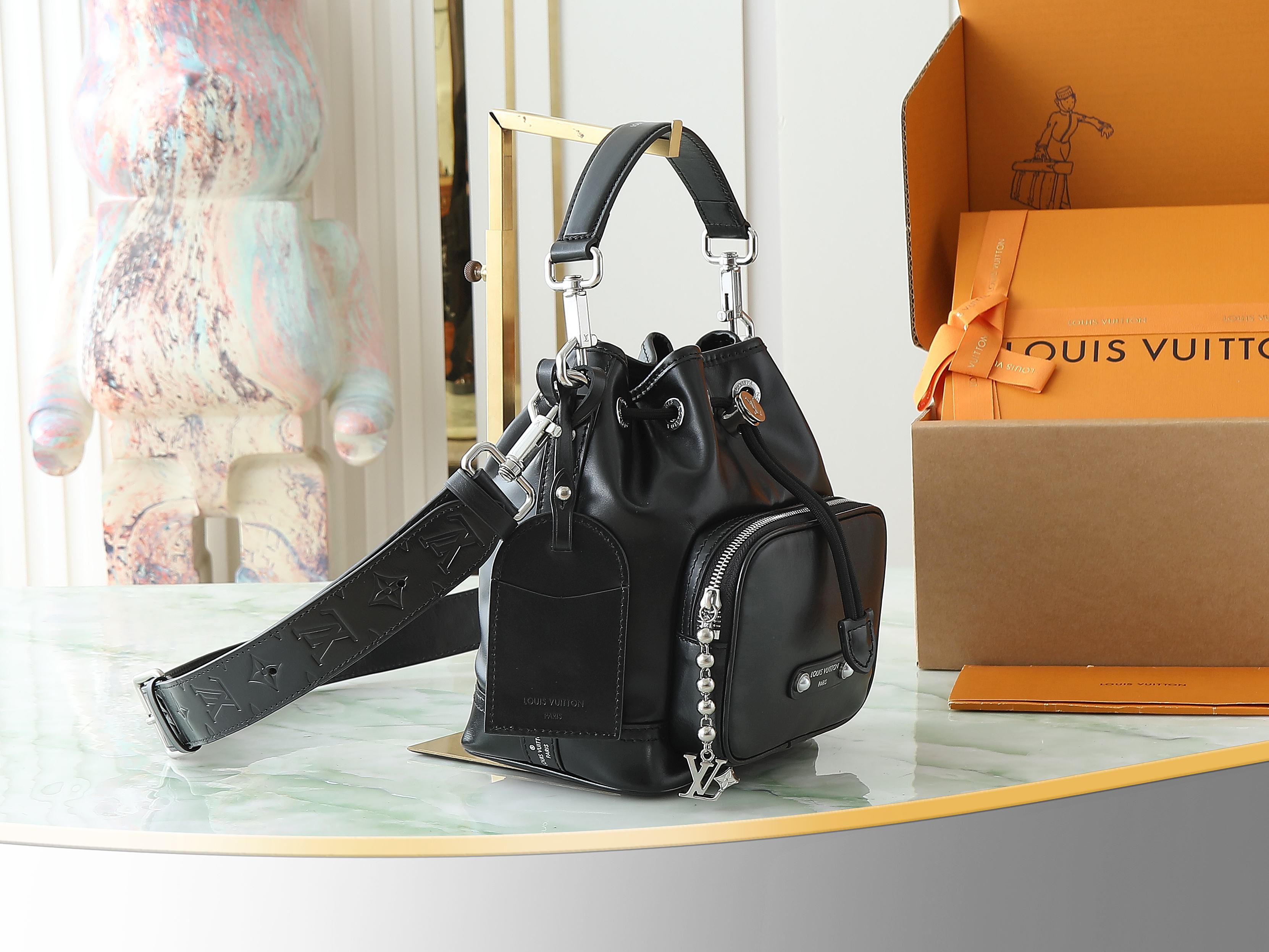 Noé Cargo Bucket Bag Black Calf Leather M13985