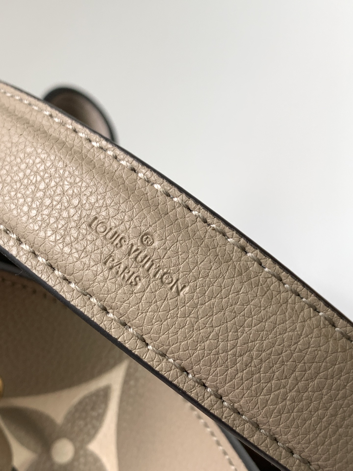 Néonoé Mm Handbags Bicolor Monogram Empreinte Leather Dove/Cream M45555