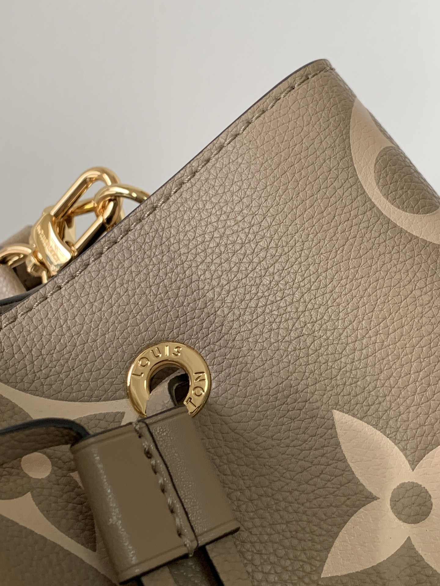 Néonoé Mm Handbags Bicolor Monogram Empreinte Leather Dove/Cream M45555
