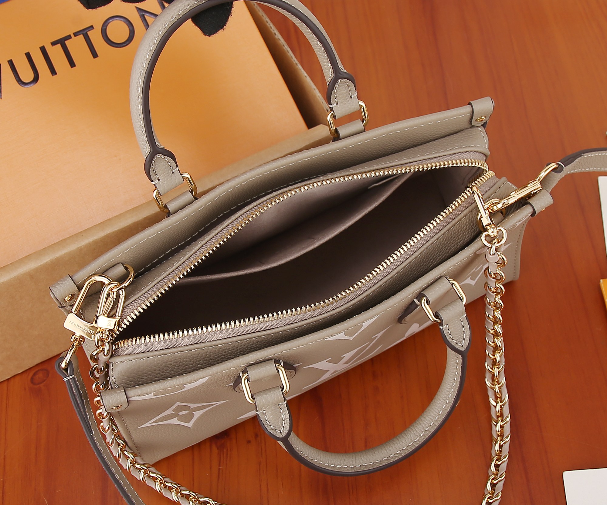 Onthego East West Chain Bicolor Monogram Empreinte Leather Dove/Cream M23641