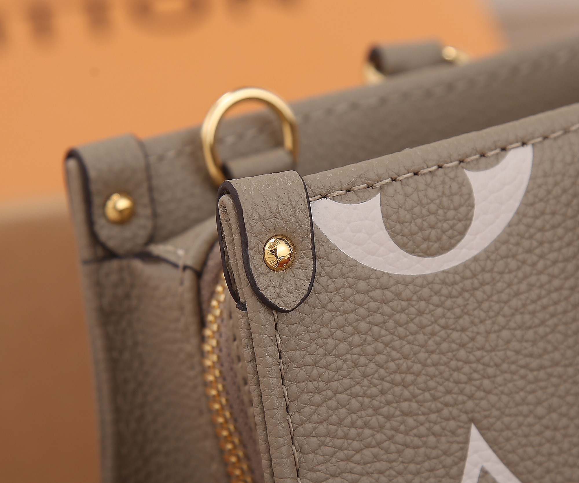Onthego East West Chain Bicolor Monogram Empreinte Leather Dove/Cream M23641