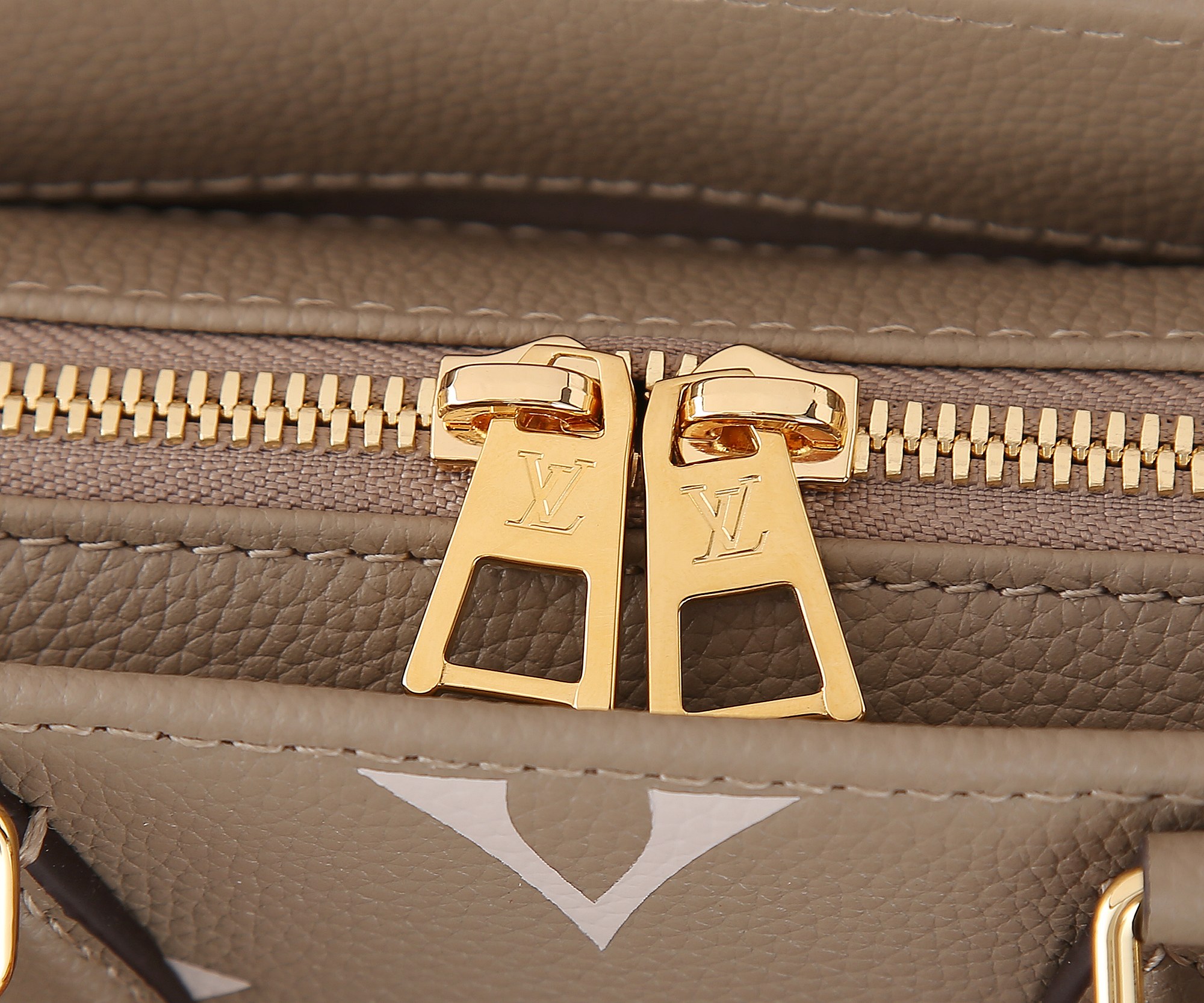 Onthego East West Chain Bicolor Monogram Empreinte Leather Dove/Cream M23641