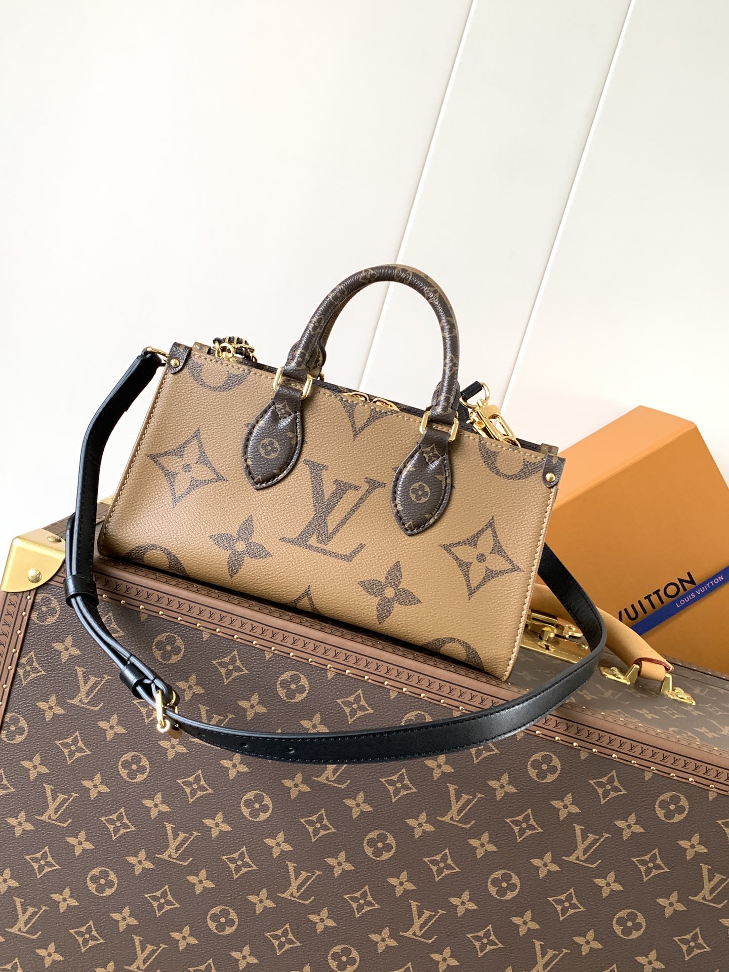 Onthego East West Chain Monogram Reverse M14236