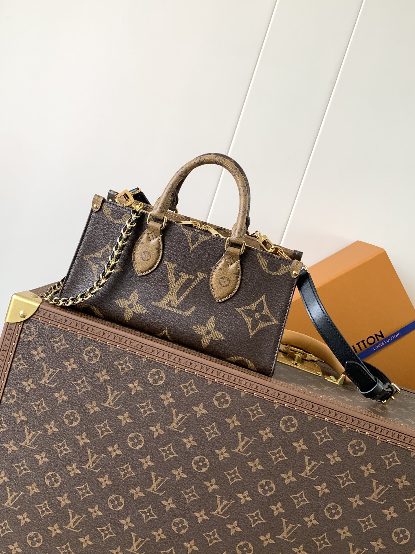 Onthego East West Chain Monogram Reverse M14236