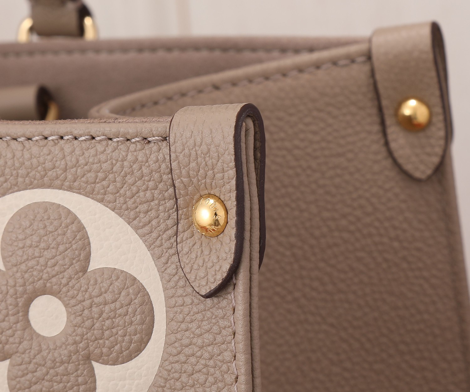 Onthego Mm Bicolor Monogram Empreinte Leather Dove/Cream M45494