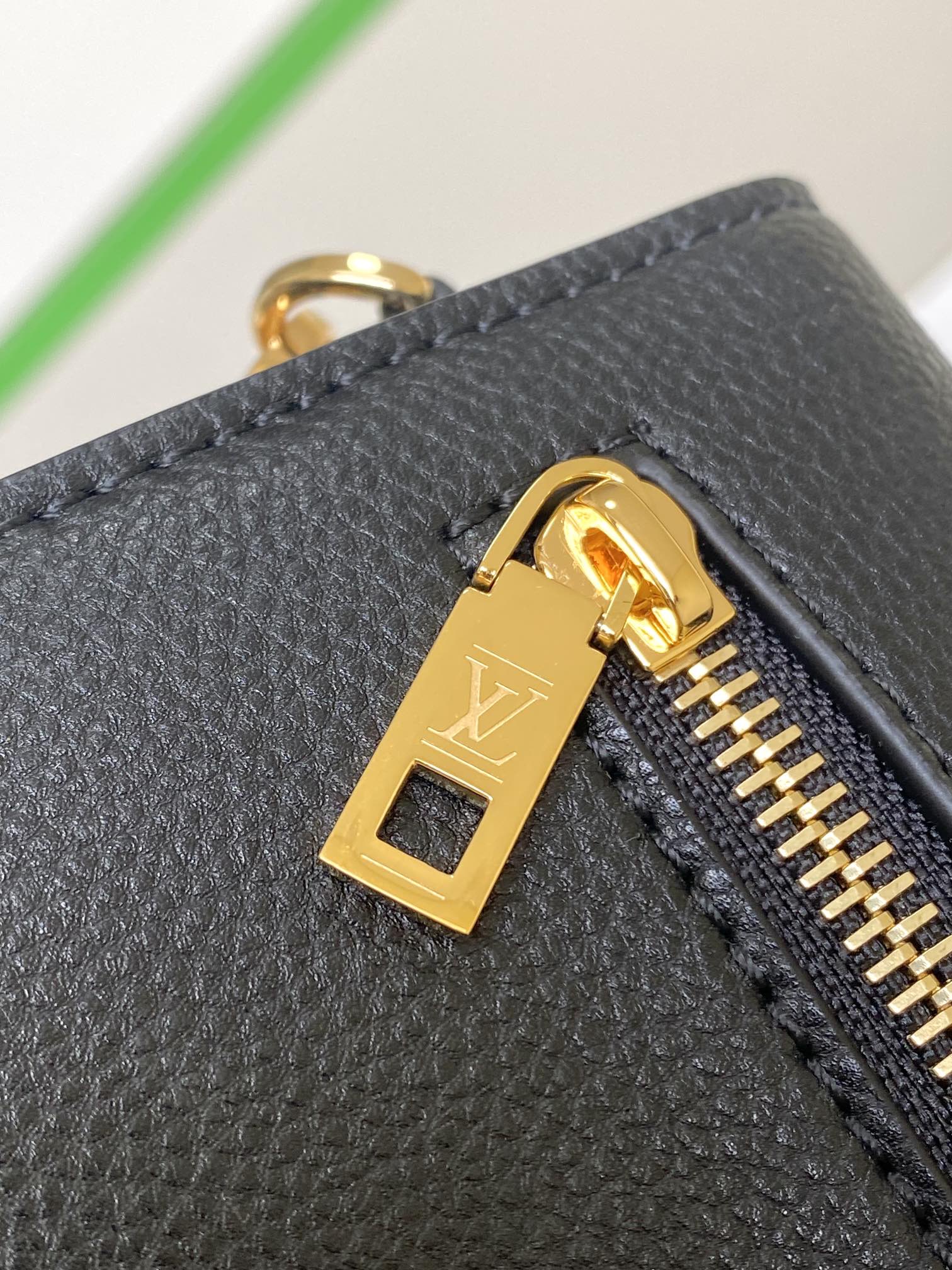 Oxford Lockme Leather Bag Black M22735
