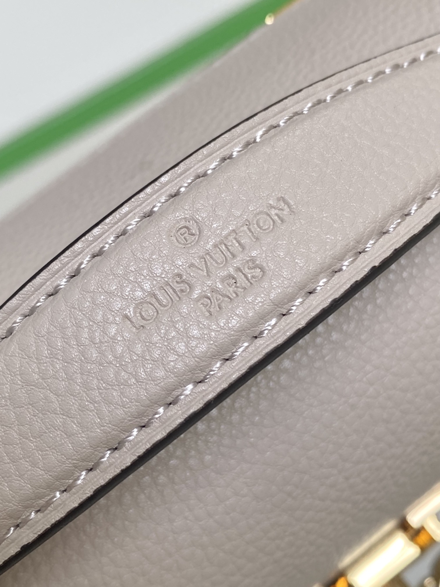 Oxford Lockme Leather Bag Greige M22792